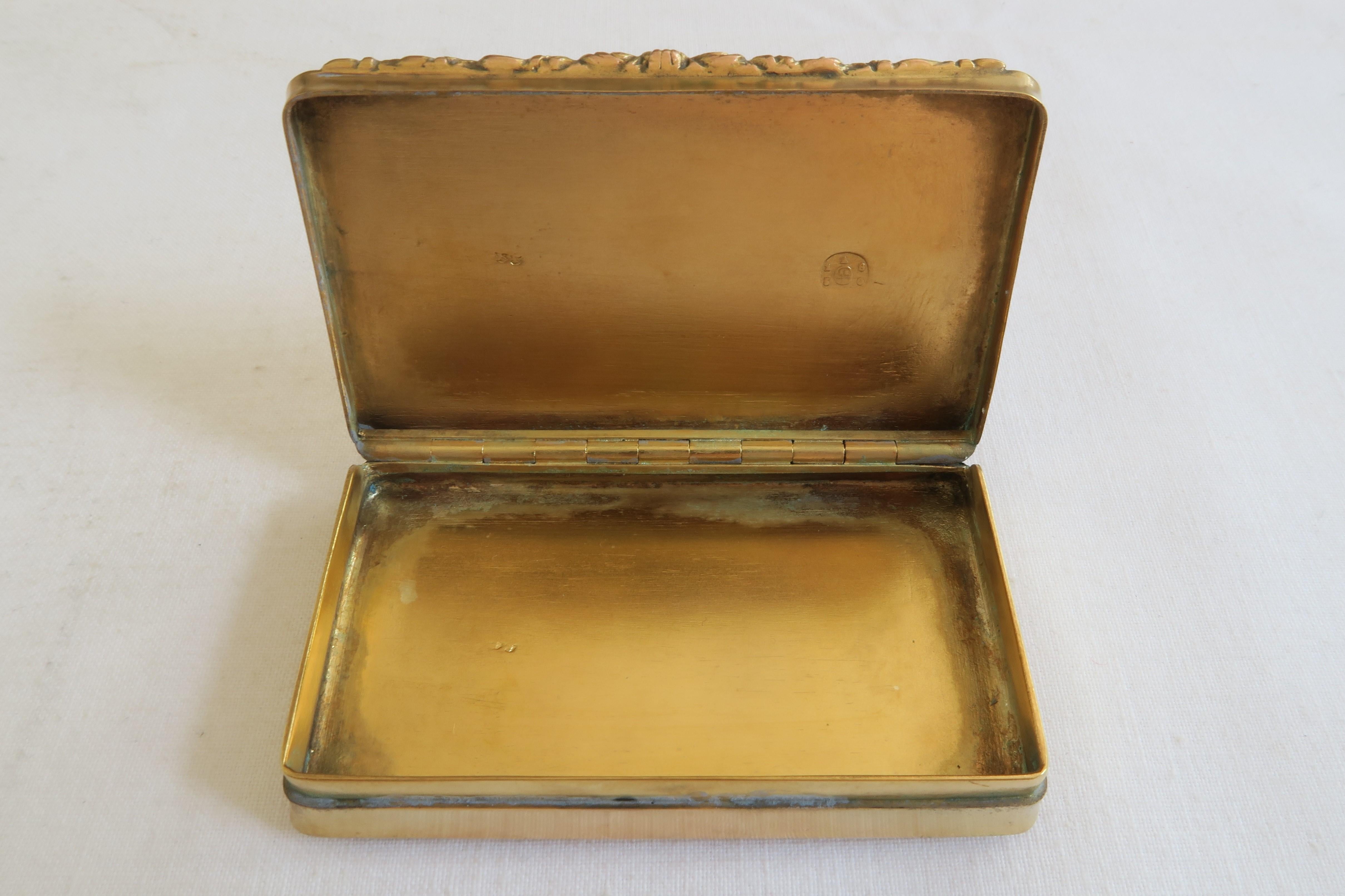 XIXe siècle Tabatière ancienne en argent sterling plaqué or avec motif architectural en vente