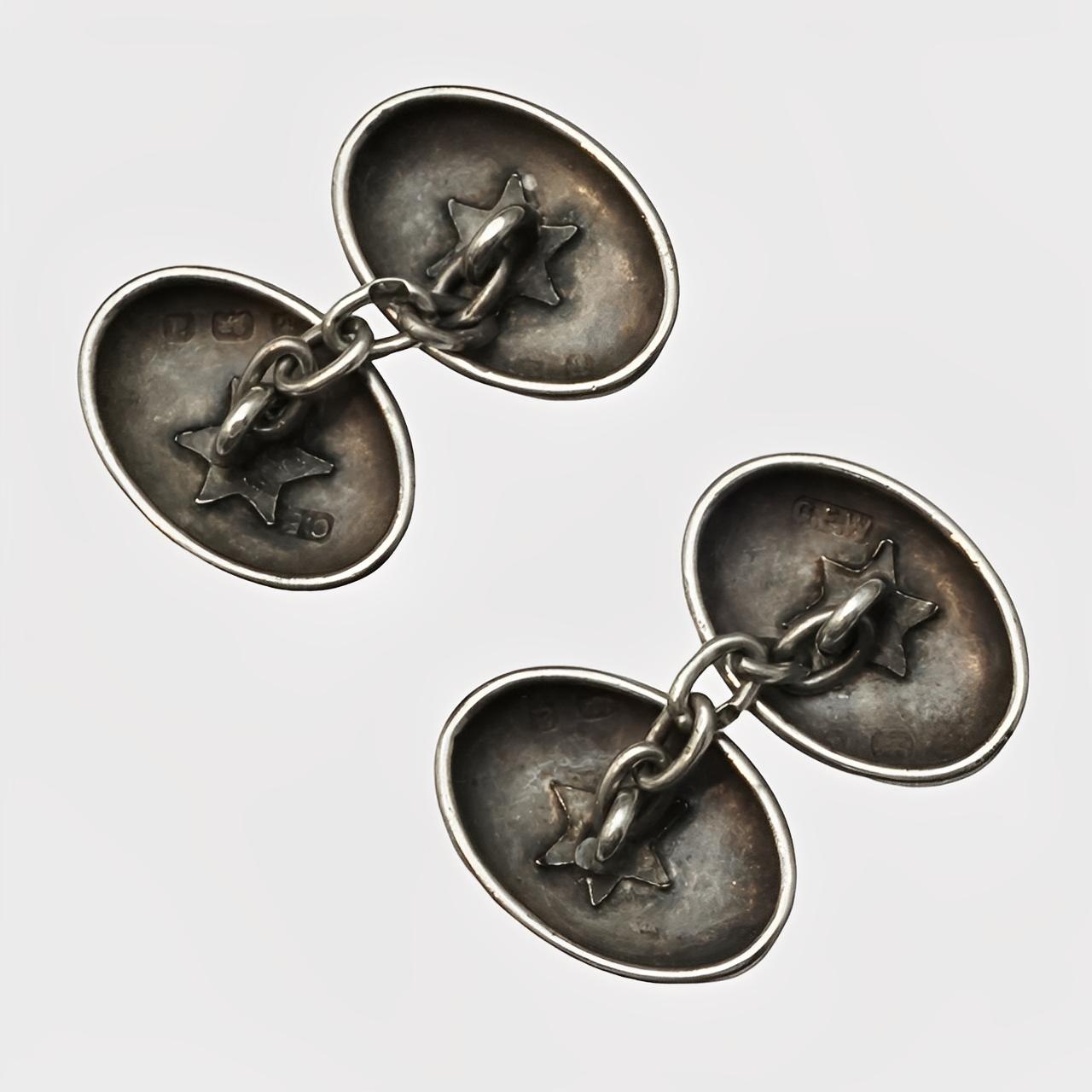 Gemelli antichi in argento sterling con fiori incisi a mano. Su di essi sono impressi un'ancora, un leone e la lettera 