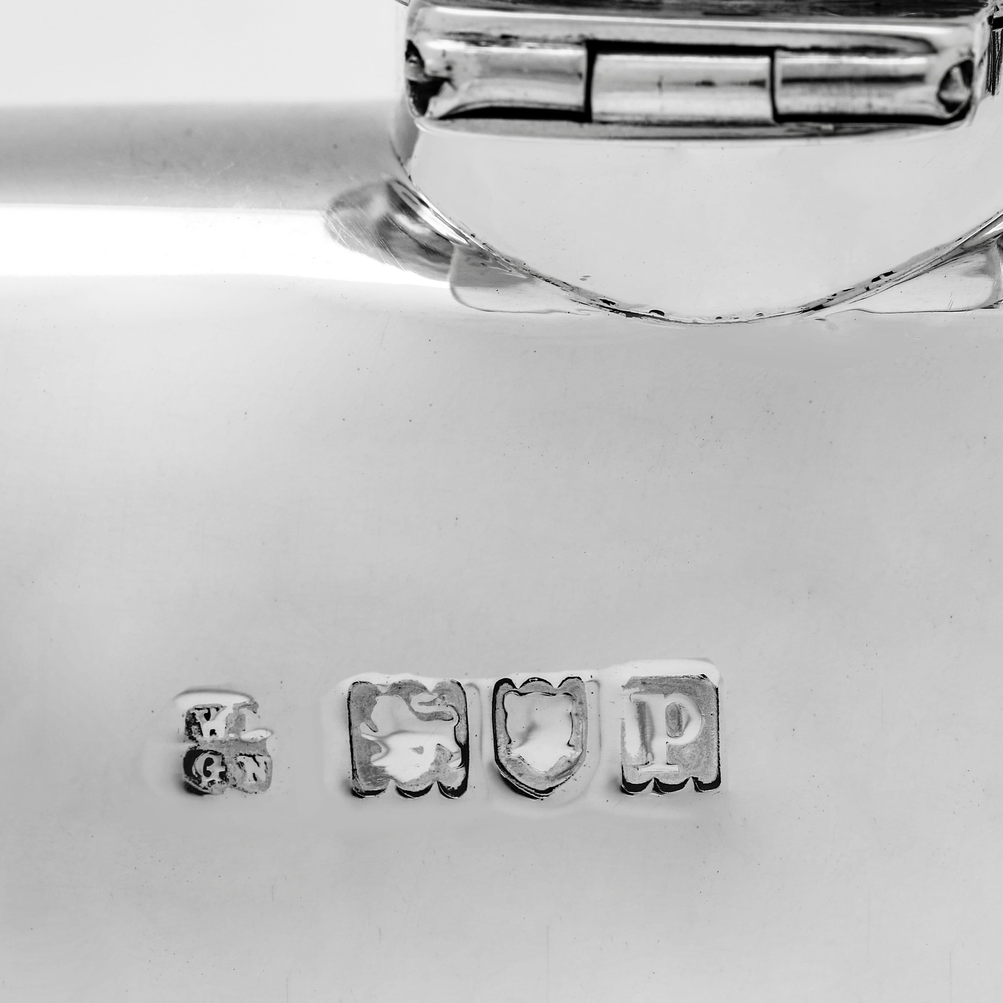Antique sterling silver hip flask with removable cup made in London in 1910 For Sale 1