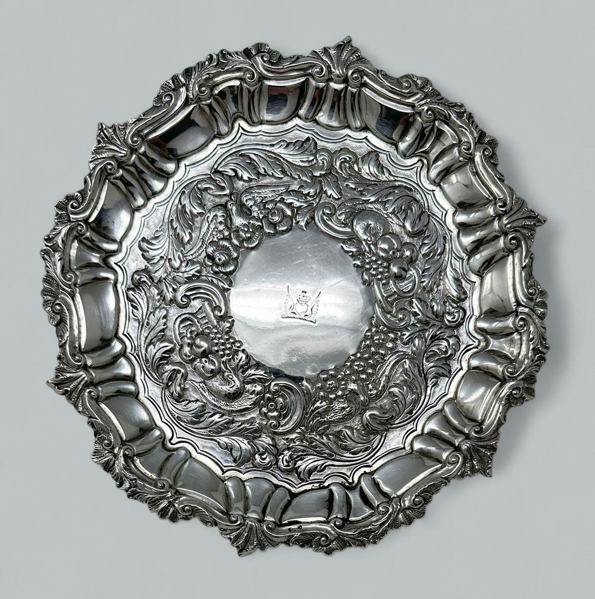 Espléndido ejemplo de bandeja de plata de ley irlandesa de estilo georgiano con cresta, de calidad excepcional y en un estado excepcional para tratarse de un artículo de plata tan antiguo. 

Tiene forma circular y un exquisito borde estilizado con