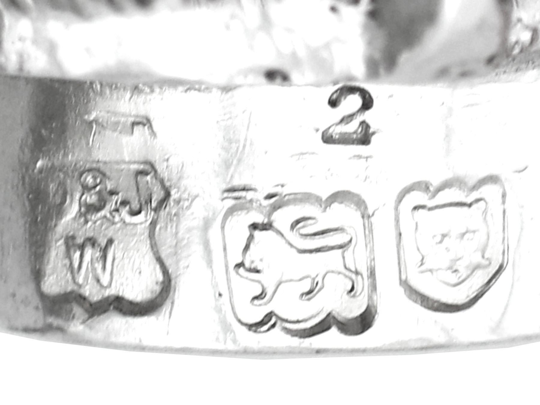 Pimienta bufón antigua de plata de ley en venta 3
