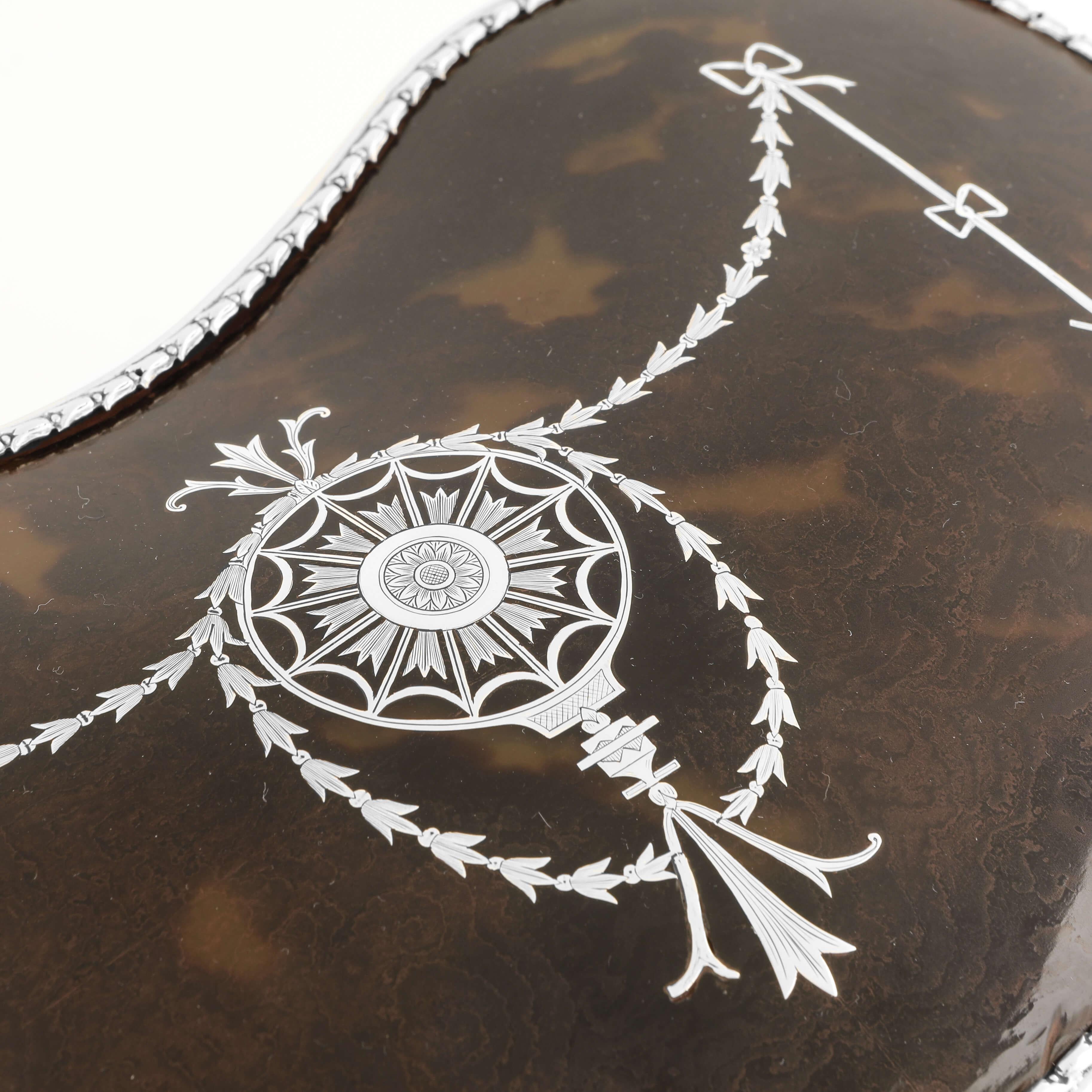 Néo-classique Boîte à bijoux ancienne en argent sterling, Londres 1911 par William Comyns en vente