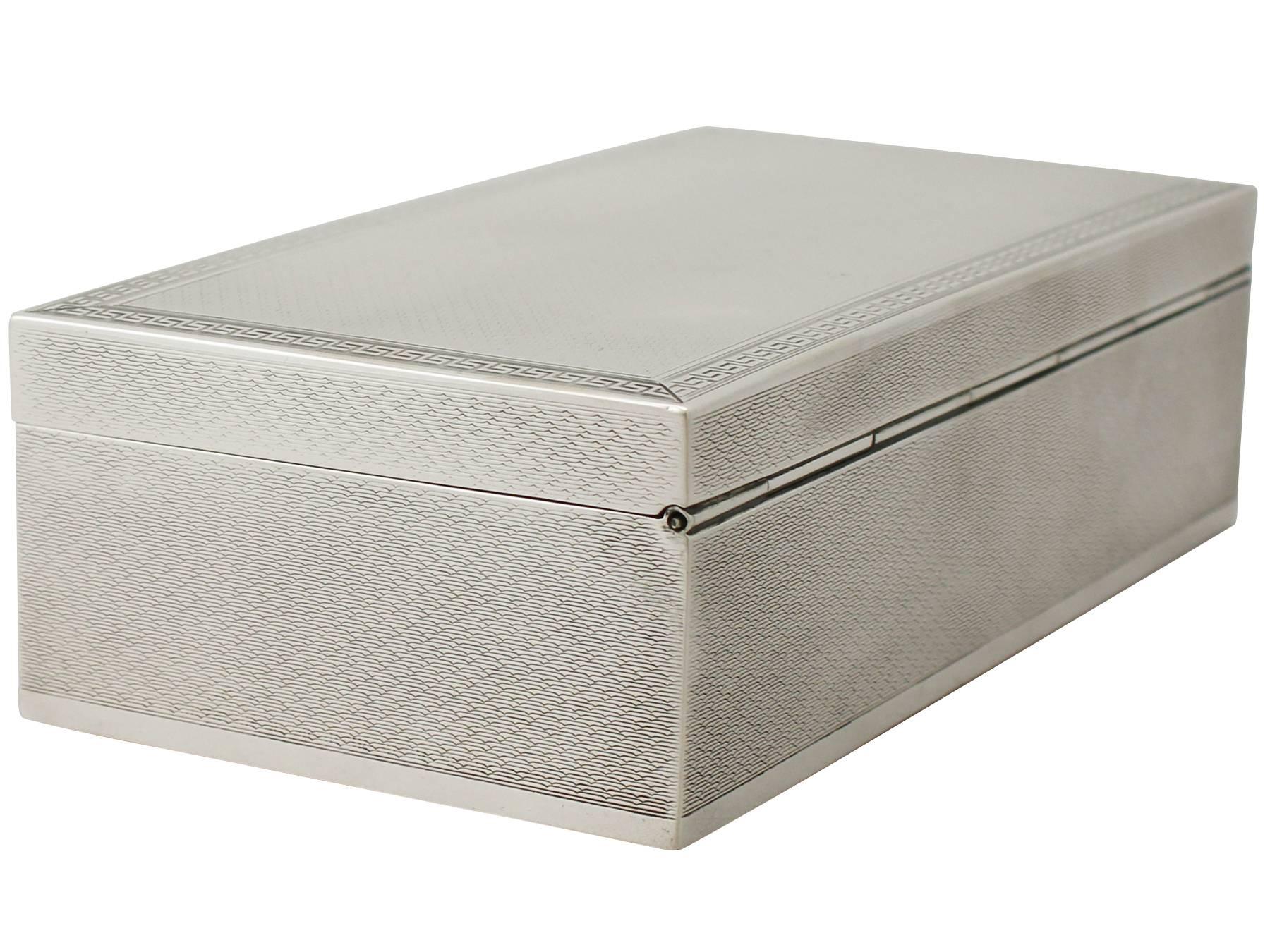An exceptional, fine and impressive antique George V English sterling silver jewelry box, an addition to our collection of boxes and cases.

This exceptional antique George V sterling silver jewelry box has a plain rectangular form.

The surface of