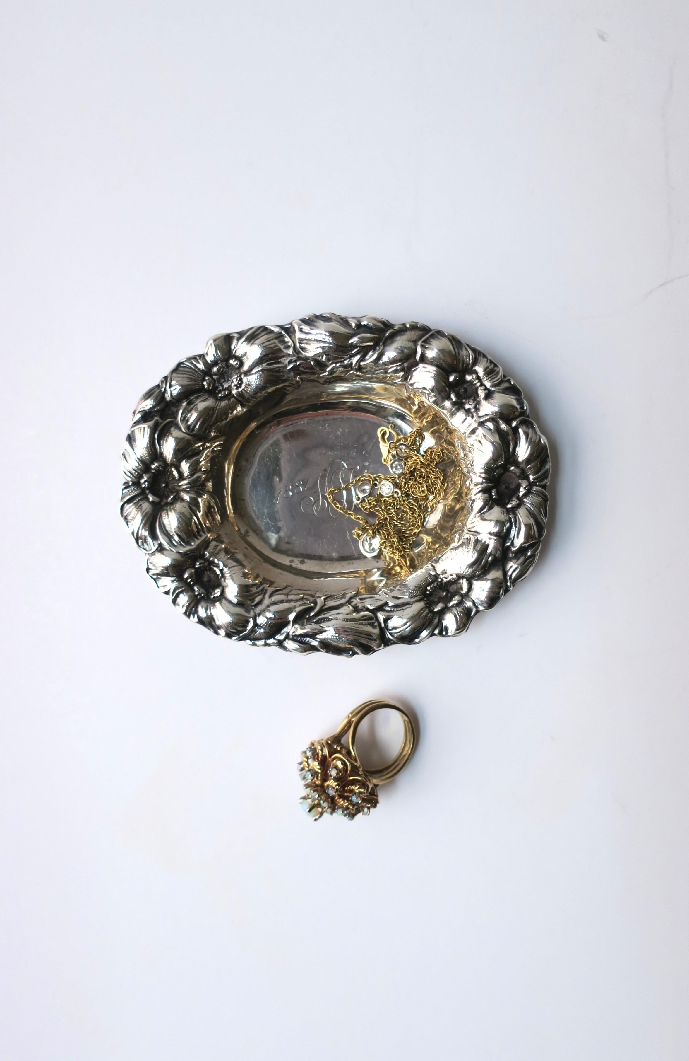 Antiguo Plato Joyero de Plata de Ley Estilo Buccellati Repujado en venta