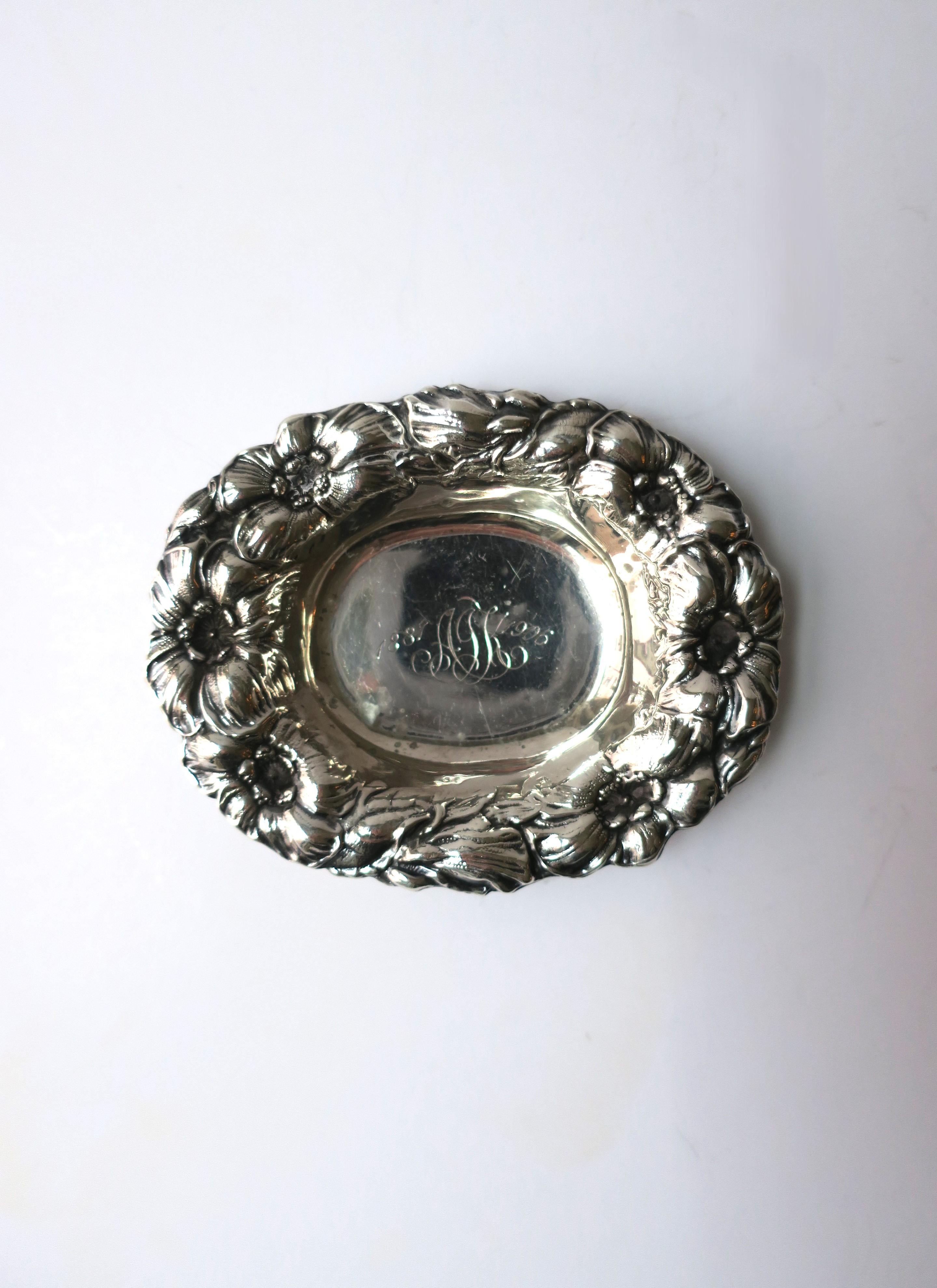 Antiguo Plato Joyero de Plata de Ley Estilo Buccellati en Bueno estado para la venta en New York, NY
