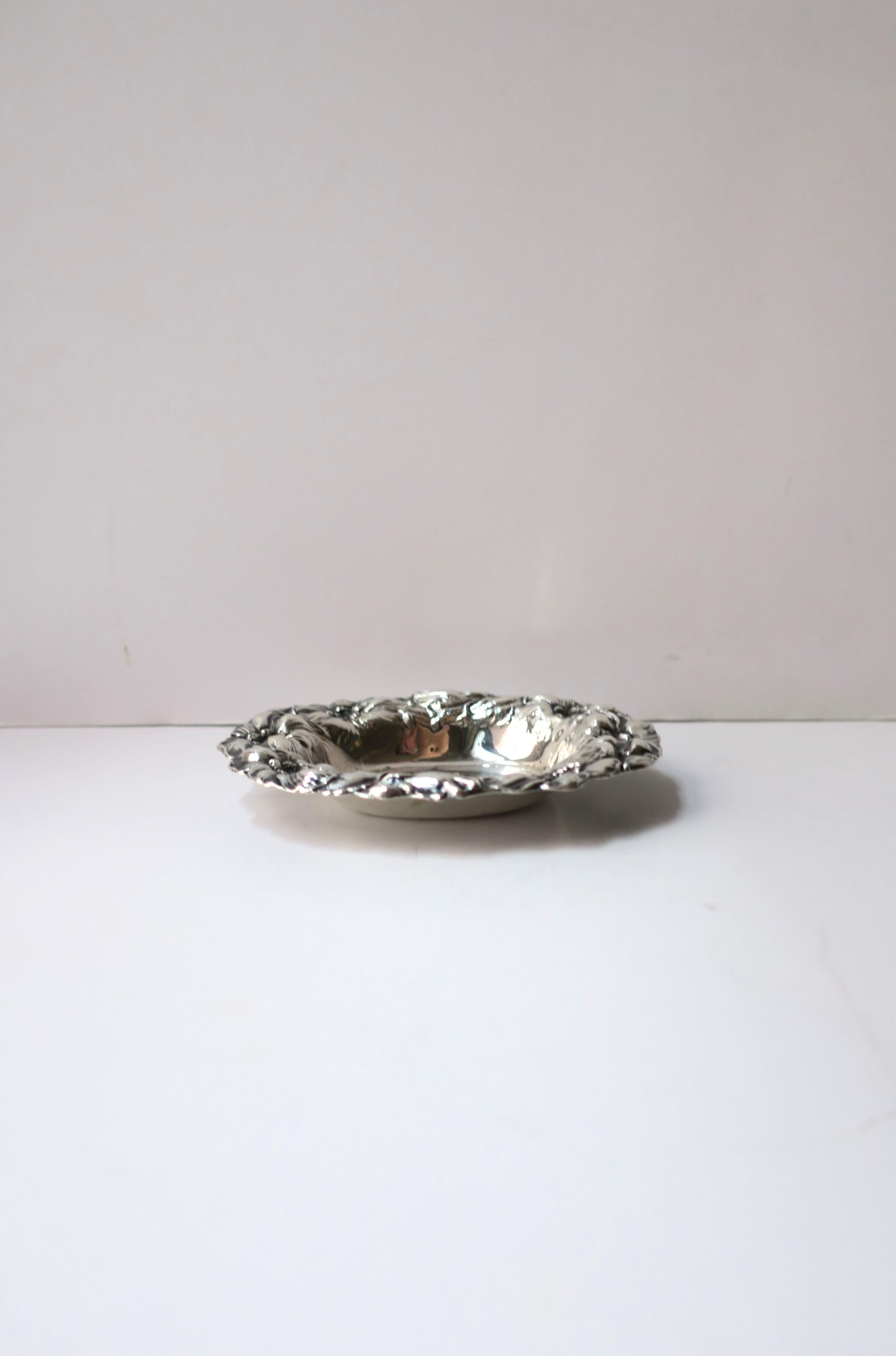Antiguo Plato Joyero de Plata de Ley Estilo Buccellati Fines del siglo XIX en venta