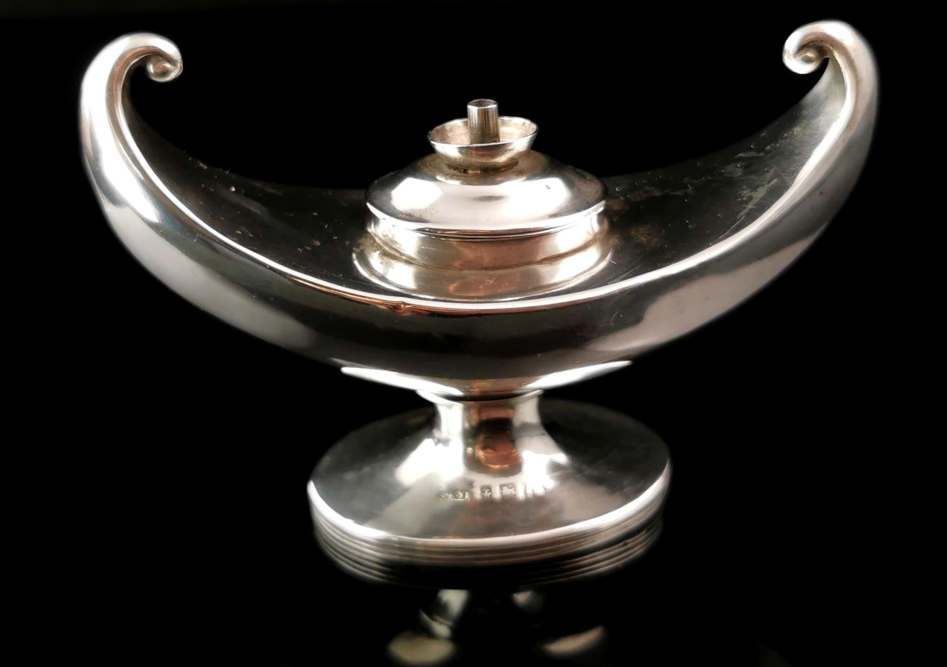 Briquet de table ancien en forme de lampe en argent sterling Bon état - En vente à NEWARK, GB