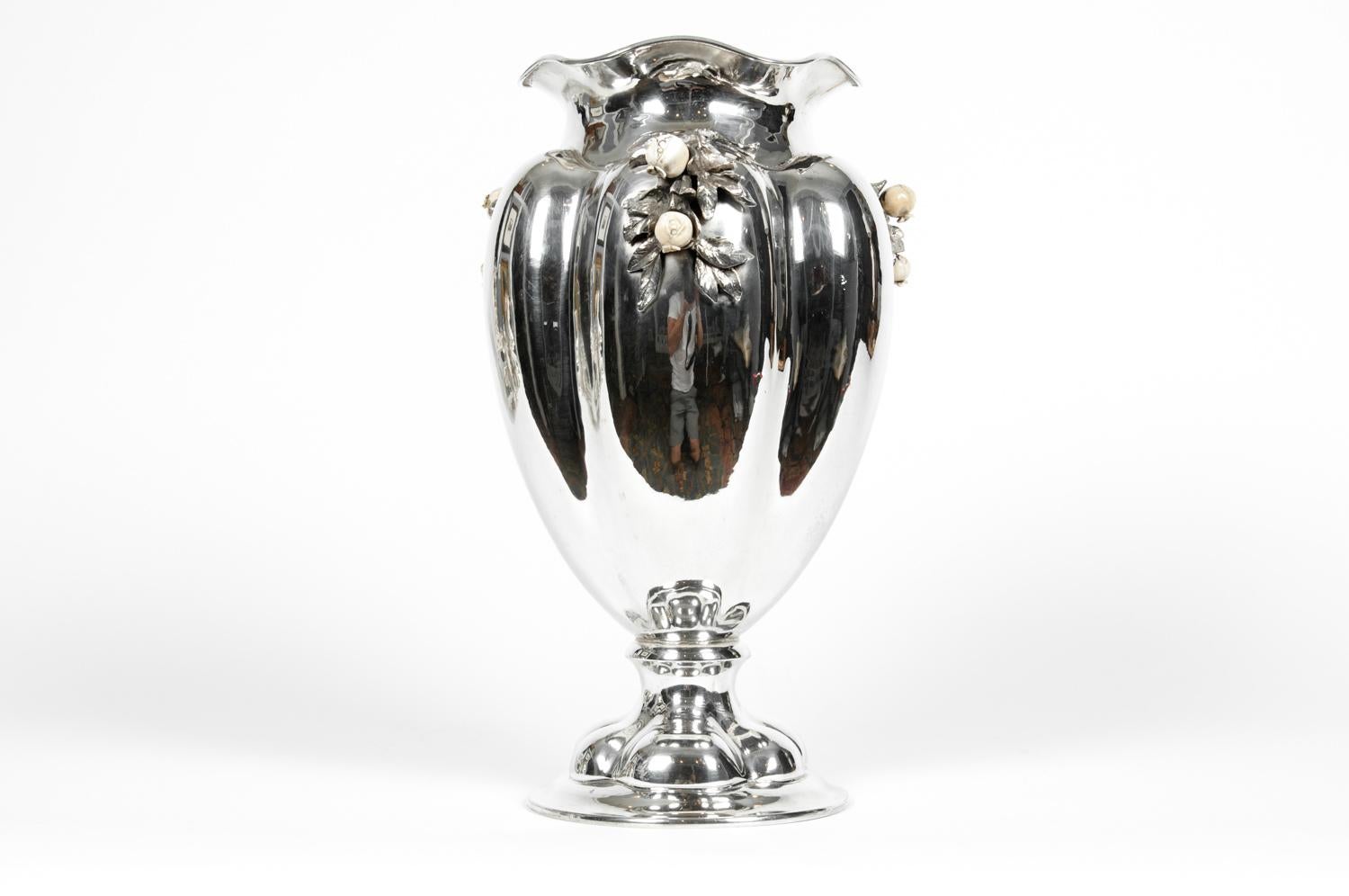Milieu du XIXe siècle Grand vase de centre de table / vase à fleurs en argent sterling ancien