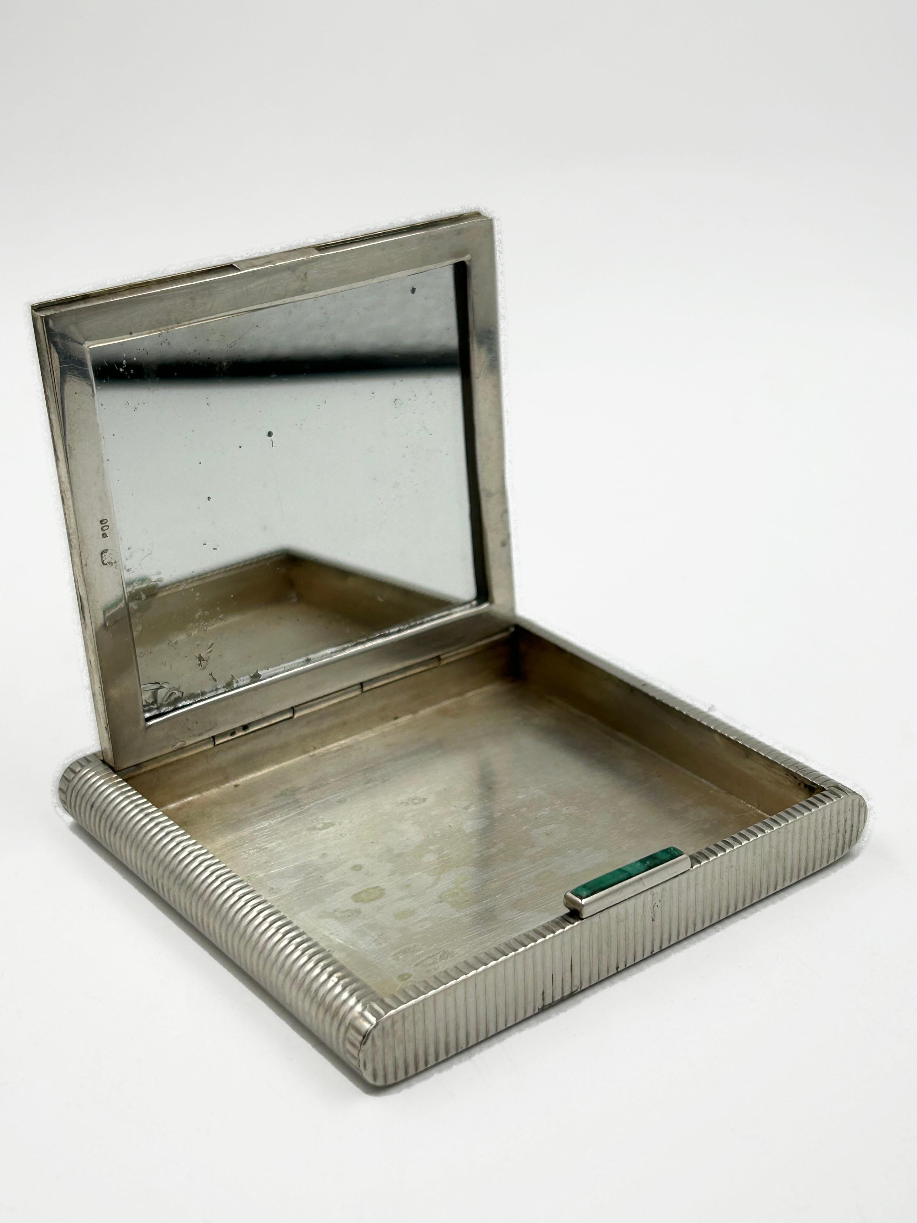 Antike Sterling Silber Makeup Box
Dies ist eine antike silberne Schminkdose mit einem kompakten, rechteckigen Design. Seine Oberfläche ist mit einem Motiv aus feinen, eingravierten vertikalen Linien verziert, die ihm eine subtile Textur verleihen.