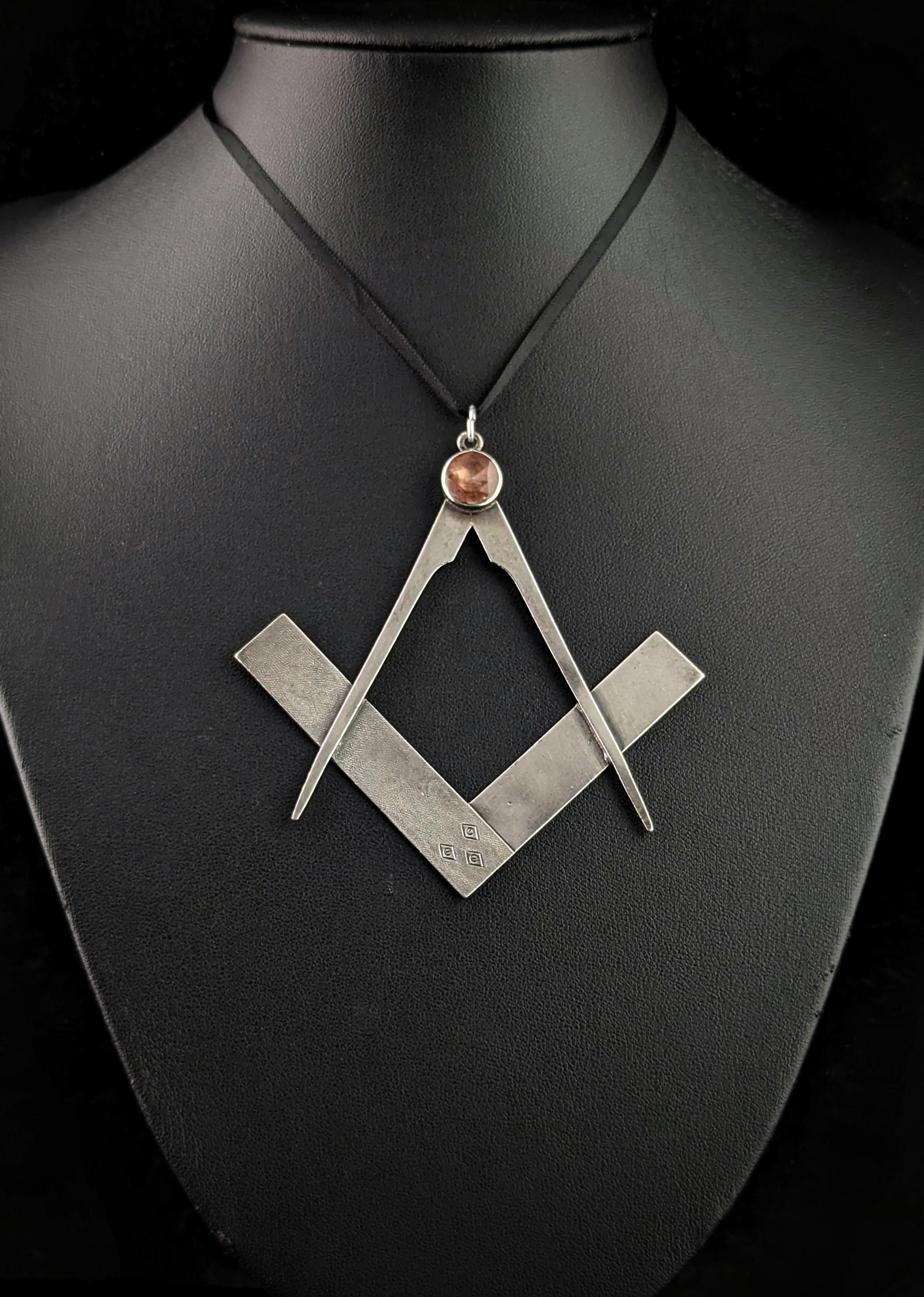 Un magnifico ciondolo massonico antico in argento sterling.

Questo pezzo è davvero insolito e si distingue dalla massa.

Si tratta di un pezzo di grandi dimensioni realizzato in argento sterling con una ricca patina invecchiata, disegnato come il
