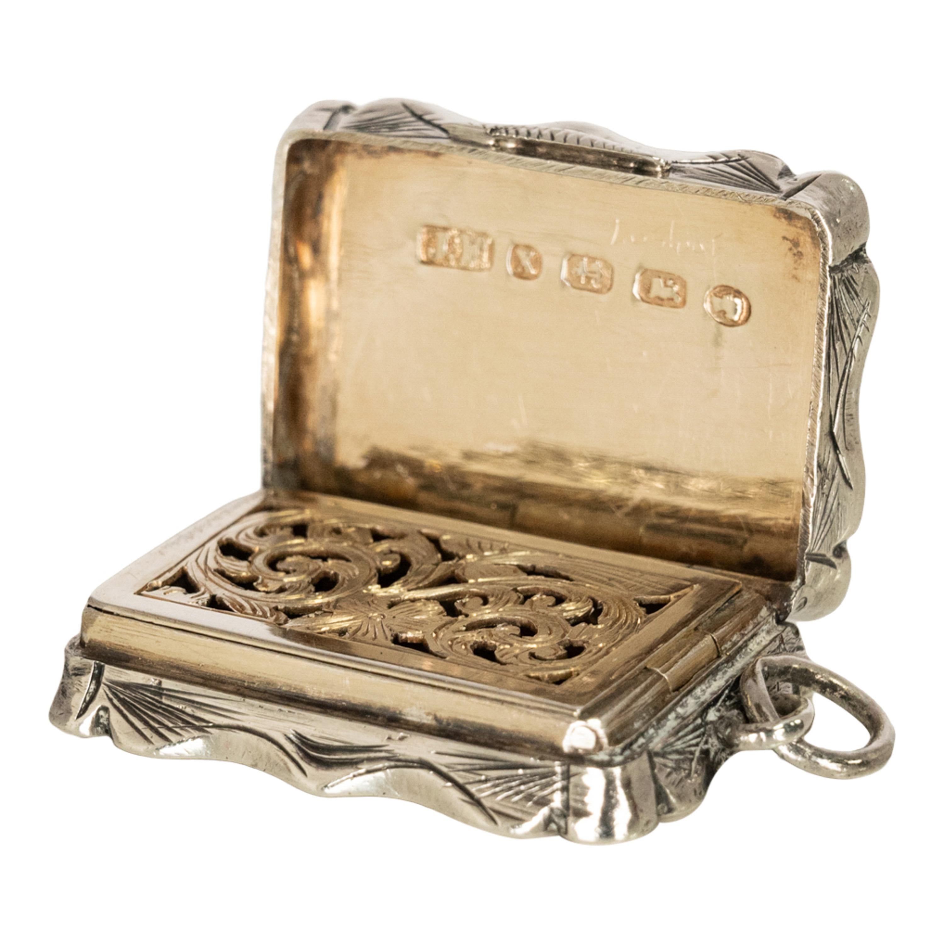 Elegante y encantador medallón en miniatura de plata esterlina de James Fenton, Birmingham, 1872.
Esta vinajera en miniatura se habría llevado como relicario en una cadena, está finamente grabada con decoración floral y torneada a máquina. La tapa