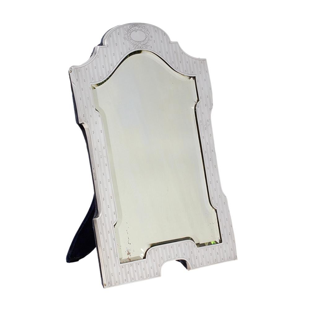 Gravé avec des roses 

Dans notre collection Decorative, nous avons le plaisir de vous proposer ce Sterling Silver Mirror par William Comyns. Le miroir en argent, de forme allongée, est équipé de la plaque de miroir biseautée d'origine, entourée