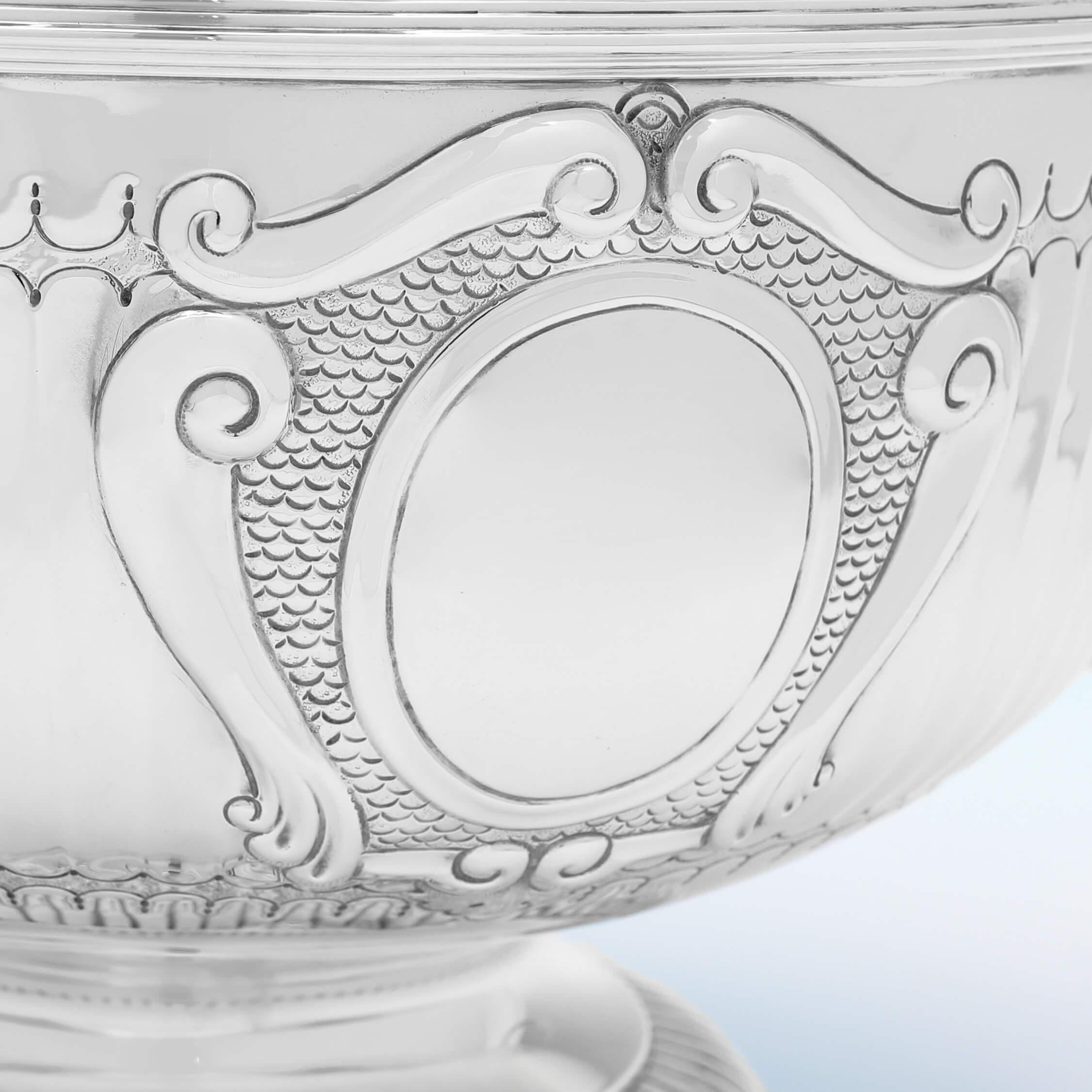 Antique Sterling Silver Montieth Bowl - Chester 1911 - Centrepiece Bowl In Good Condition For Sale In London, London