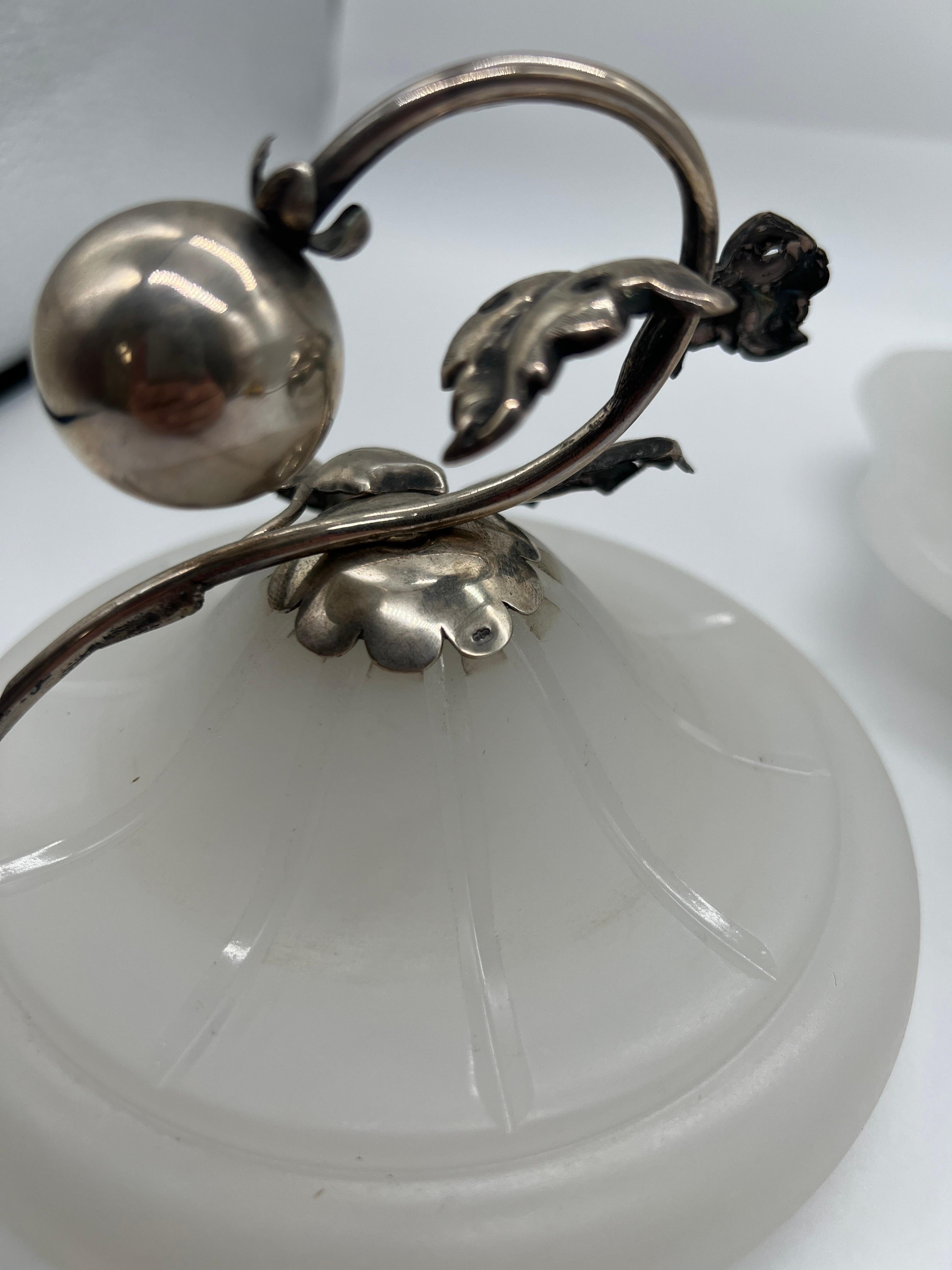 Antike Soßenterrine aus Opalglas, montiert in Sterling Silber (20. Jahrhundert) im Angebot