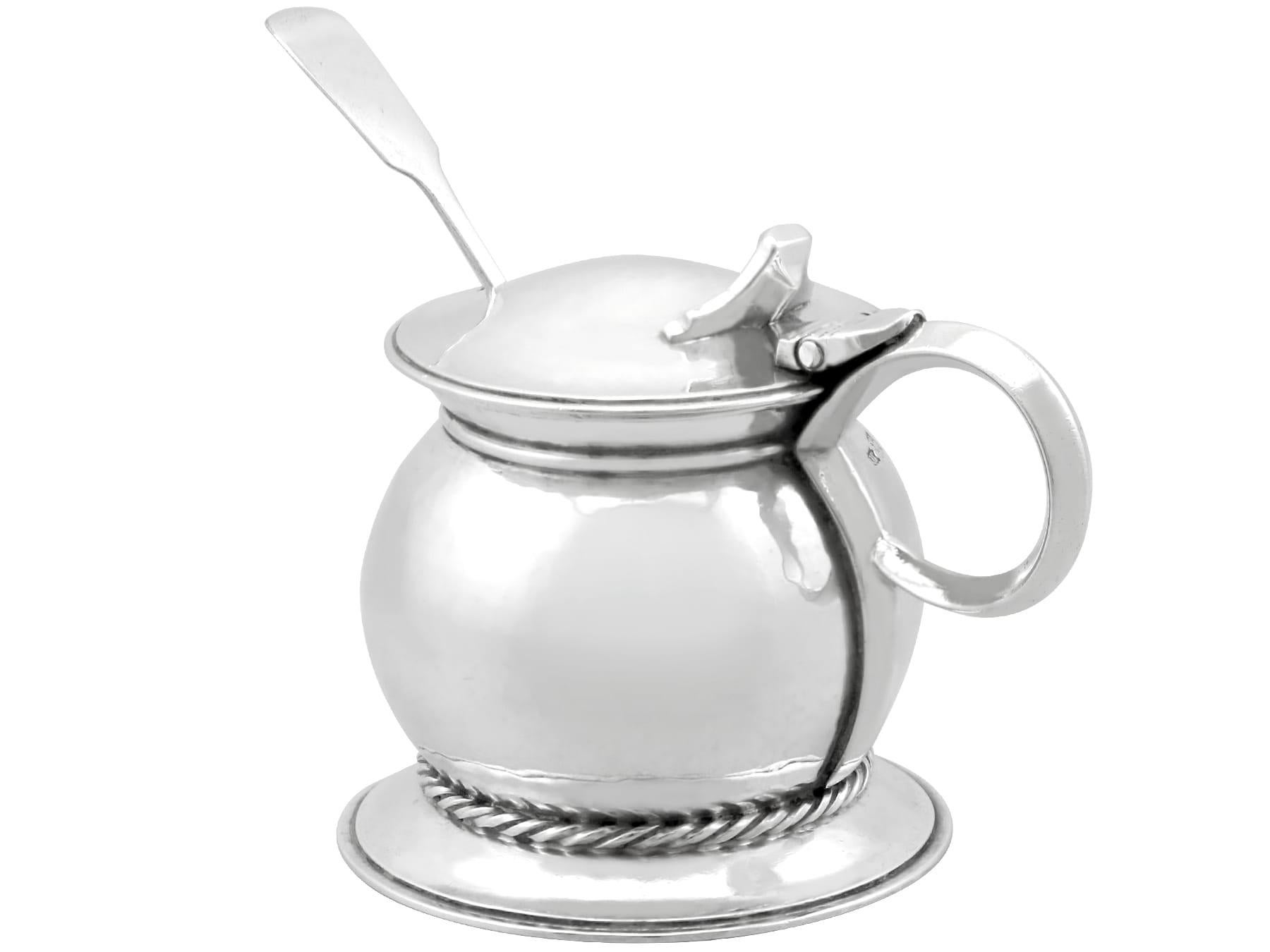 Antiguo tarro de mostaza de plata de ley de Omar Ramsden Estilo Arts & Crafts Artes y manualidades en venta
