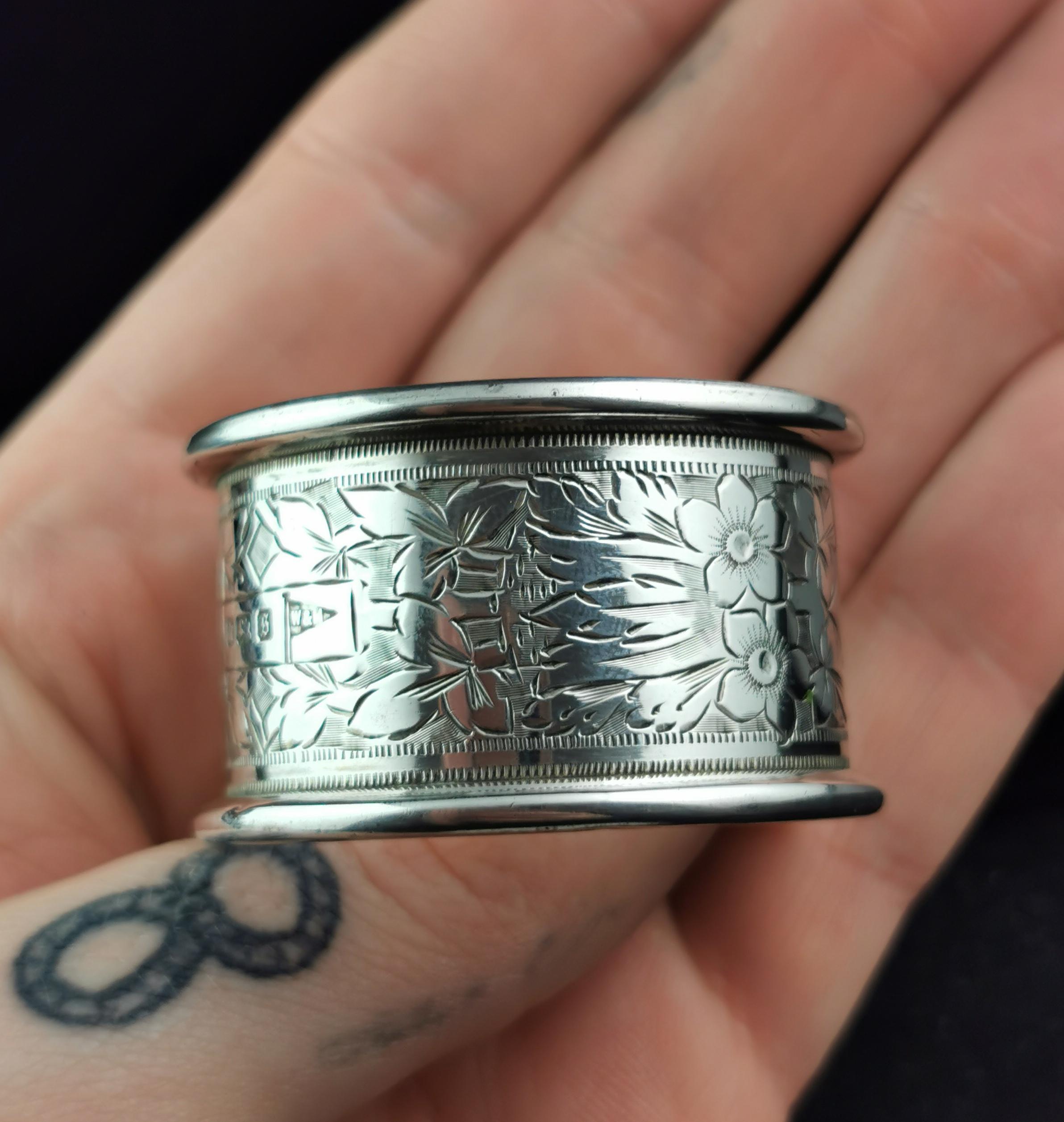 Antique sterling silver napkin ring, floral engraved  For Sale 6