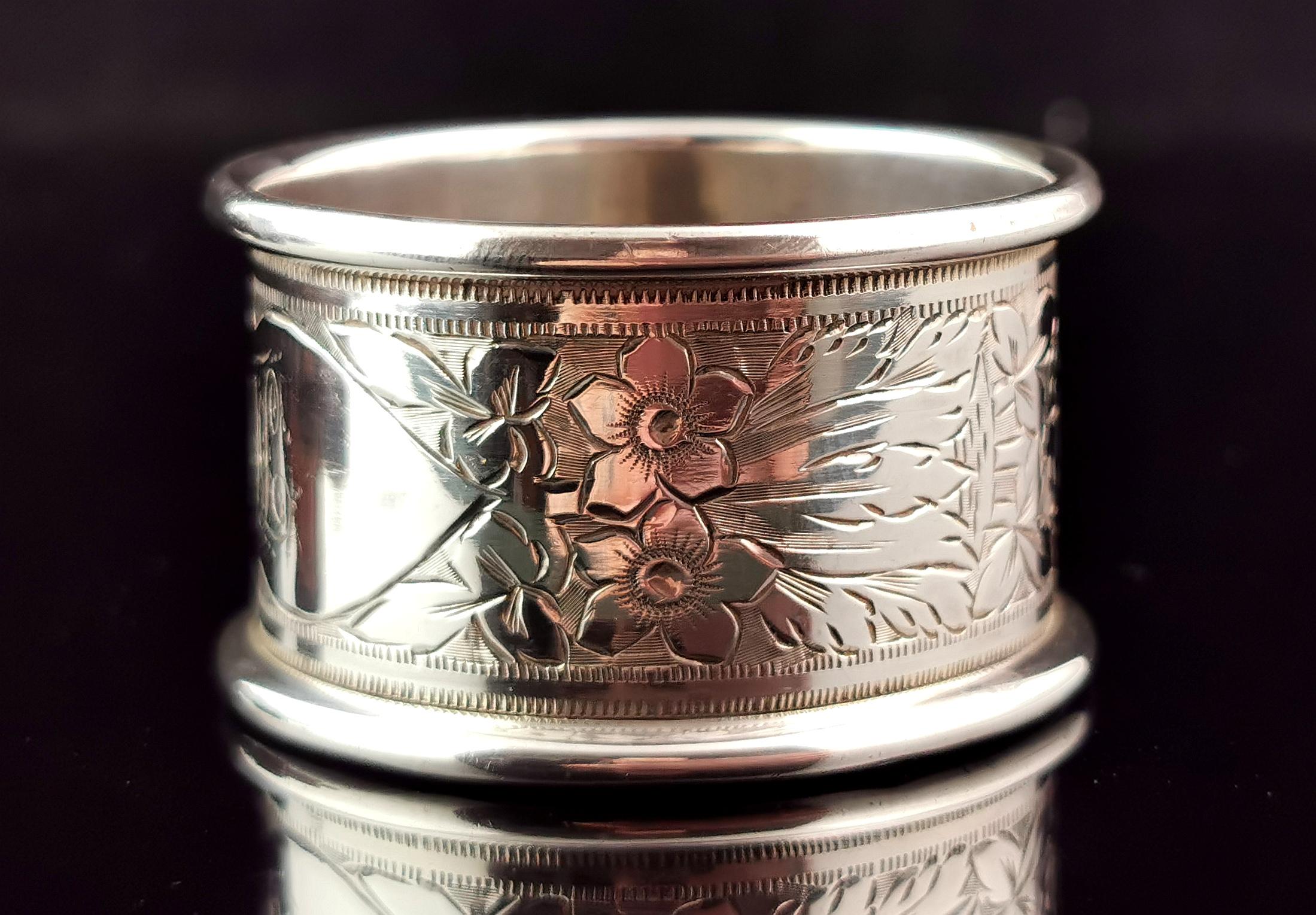 Antique sterling silver napkin ring, floral engraved  In Good Condition For Sale In NEWARK, GB