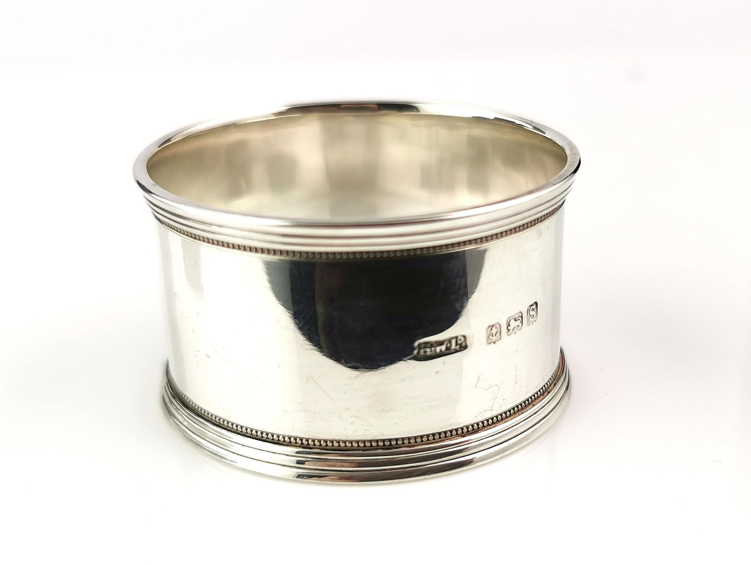 Antique sterling silver napkin ring, Monogrammed EAL  In Good Condition For Sale In NEWARK, GB