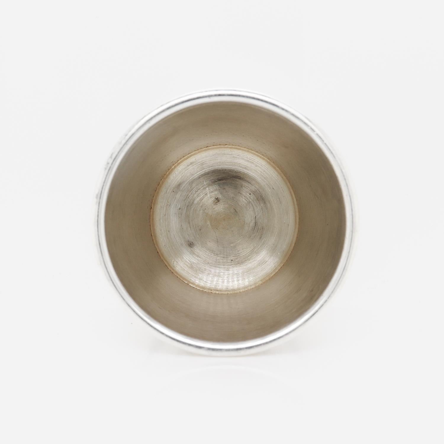 Vaso de chupito o medida de licor antiguo de plata de ley 