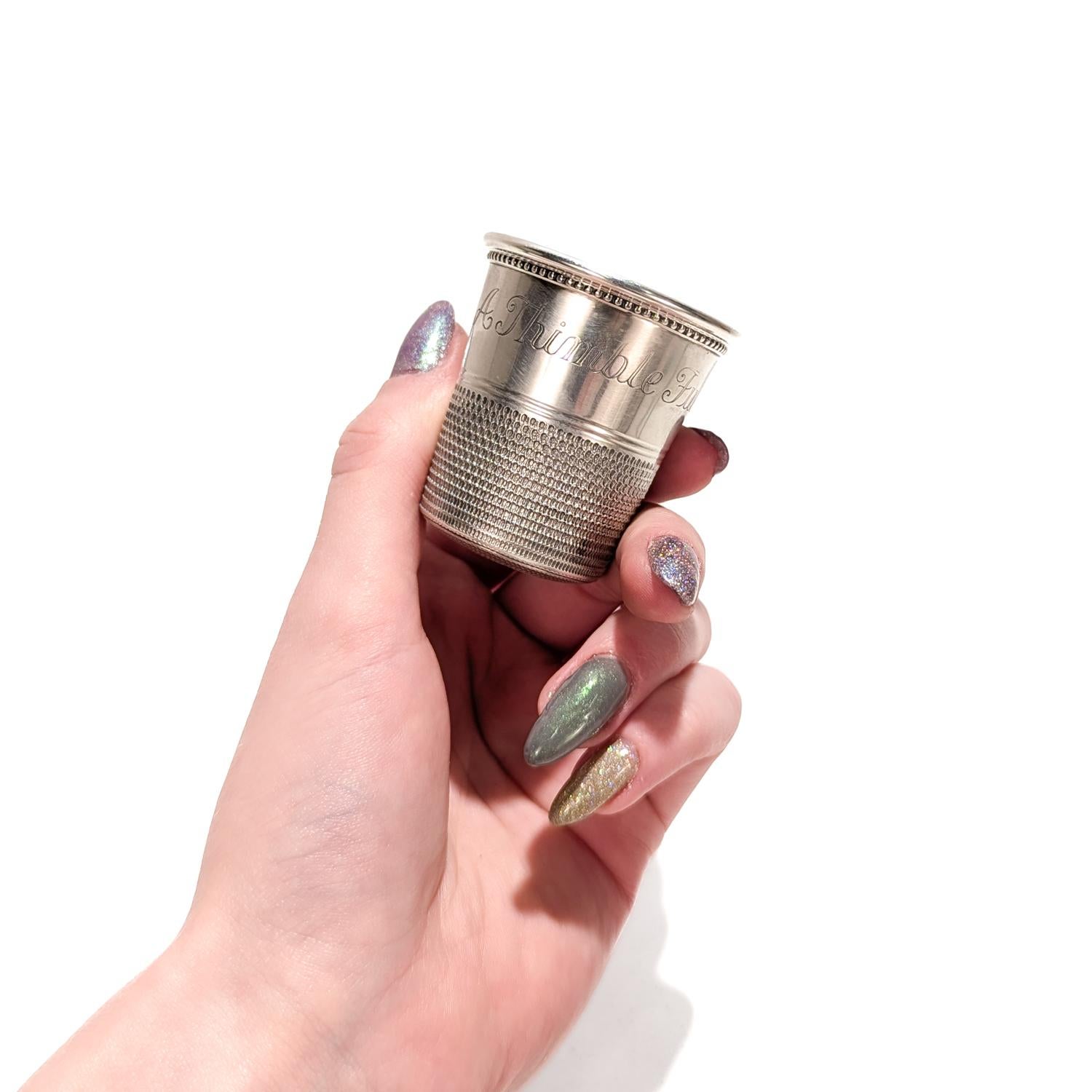 Un buen vaso de chupito o jigger antiguo. 

Por la Charles Thomae Silver Company.

En plata de ley.

En forma de dedal de coser de gran tamaño. 

Grabado alrededor del borde 