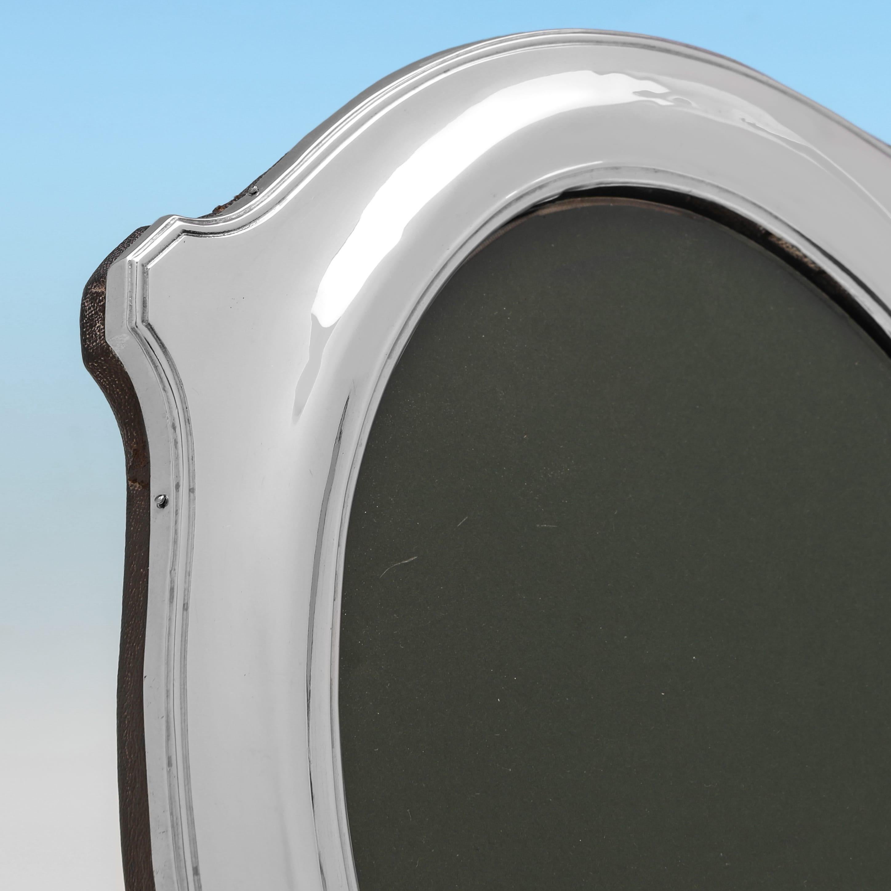 Antique Sterling Silver Oval Photograph Frame, Birmingham, 1916 In Good Condition For Sale In London, London