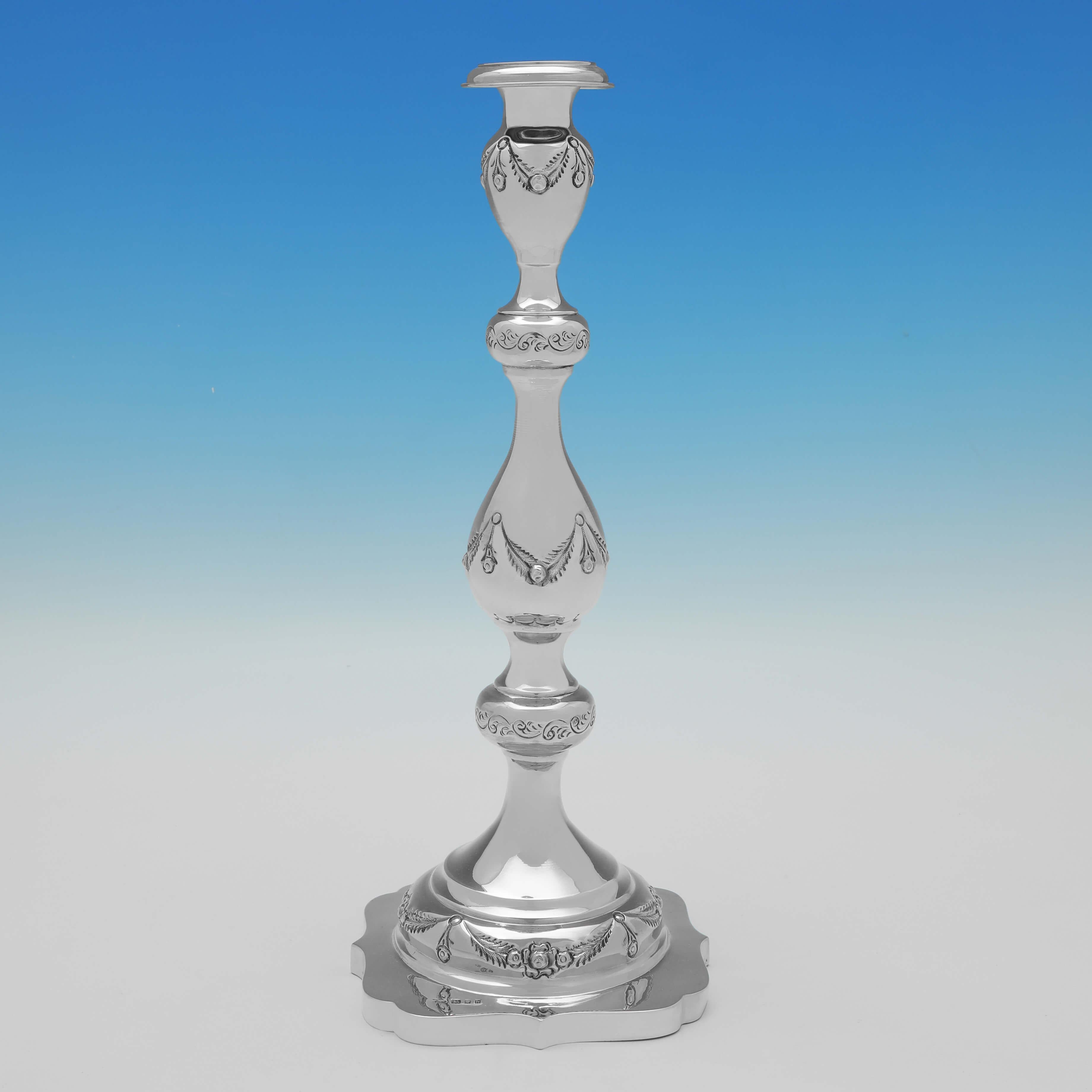 Dieses attraktive Paar antiker Sterling-Silber-Kerzenhalter wurde 1923 in London von Morris Salkind gepunzt und ist mit ziselierten Schwänzen und Schleifen versehen. 

Jeder Kerzenständer ist 36 cm (14,25