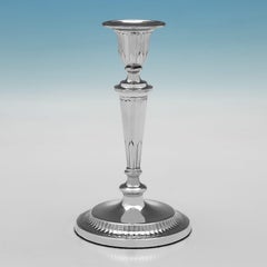 Antiguo par de candelabros de plata de ley fabricados en 1917 por Thomas Bradbury