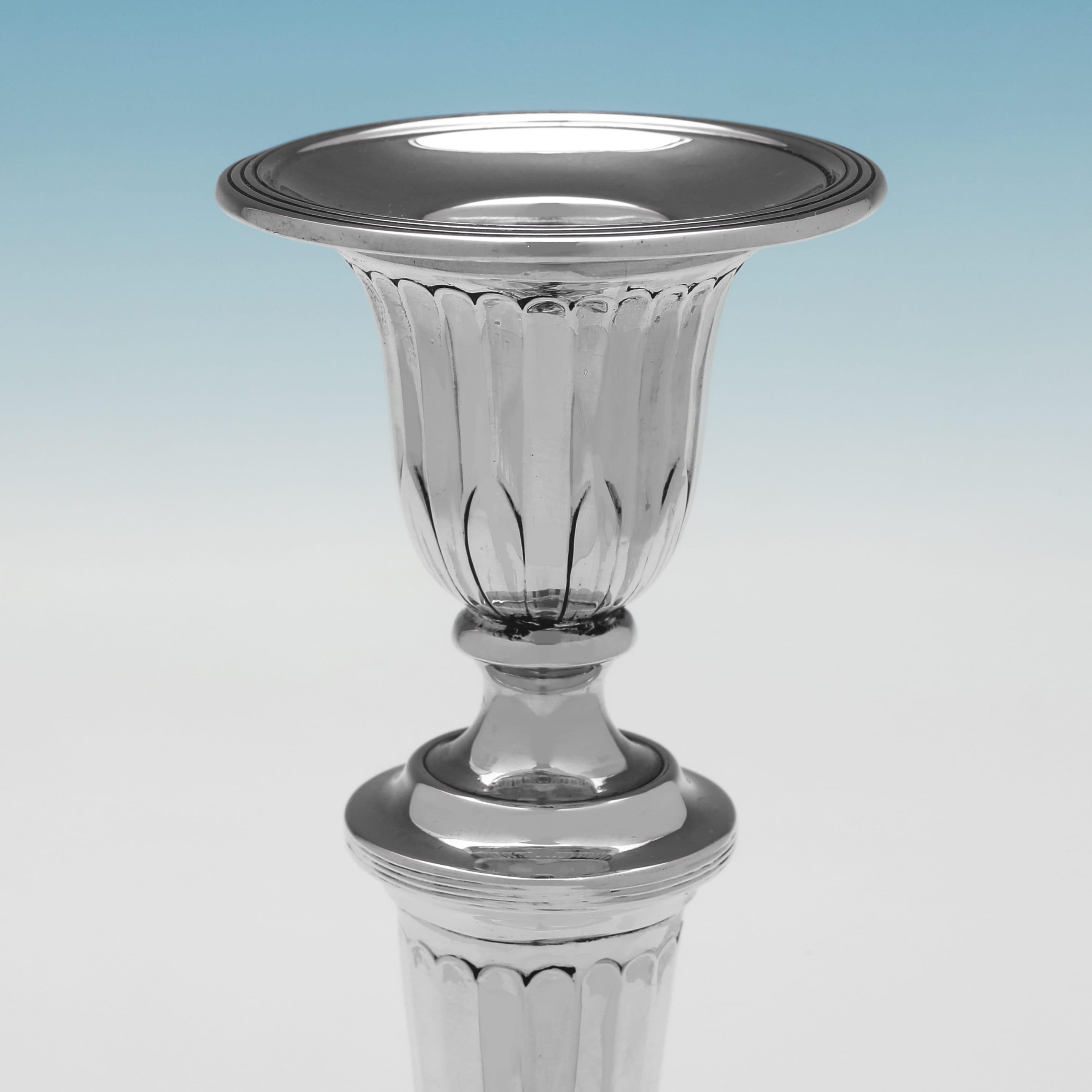 Antique sterling silver pair of candlesticks made in 1917 by Thomas Bradbury In Good Condition For Sale In London, London
