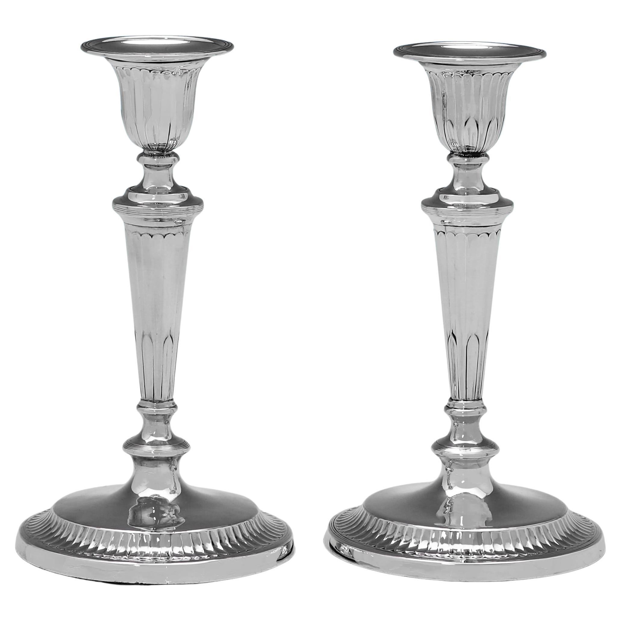 Paire de chandeliers anciens en argent sterling fabriqués en 1917 par Thomas Bradbury
