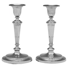 Paire de chandeliers anciens en argent sterling fabriqués en 1917 par Thomas Bradbury