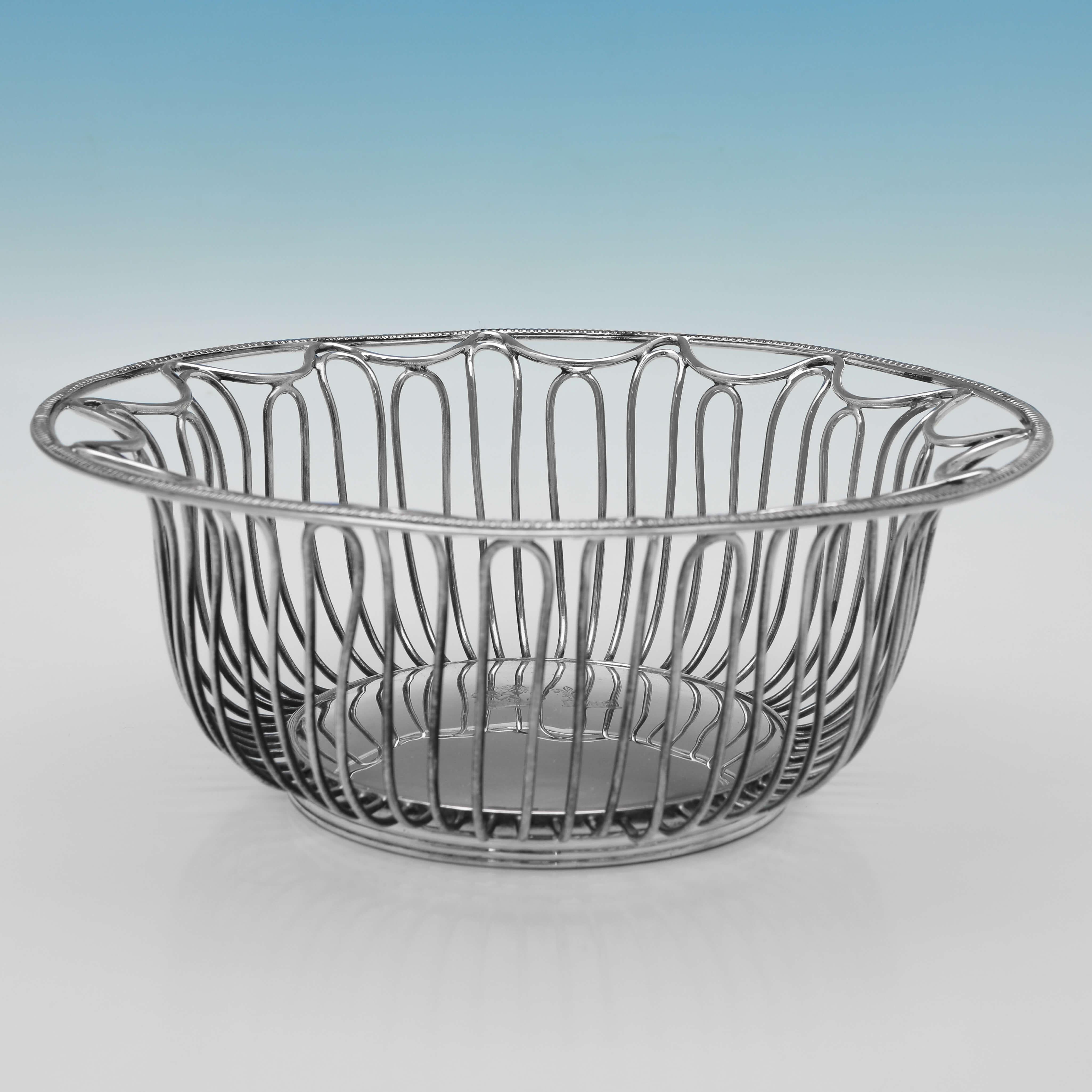 Marchiata a Sheffield nel 1919 da Thomas Bradbury & Sons, questa bella coppia di piatti antichi in argento sterling è di forma rotonda e presenta lati lavorati a filo e stemmi incisi. 

Ogni cestino misura 3,25