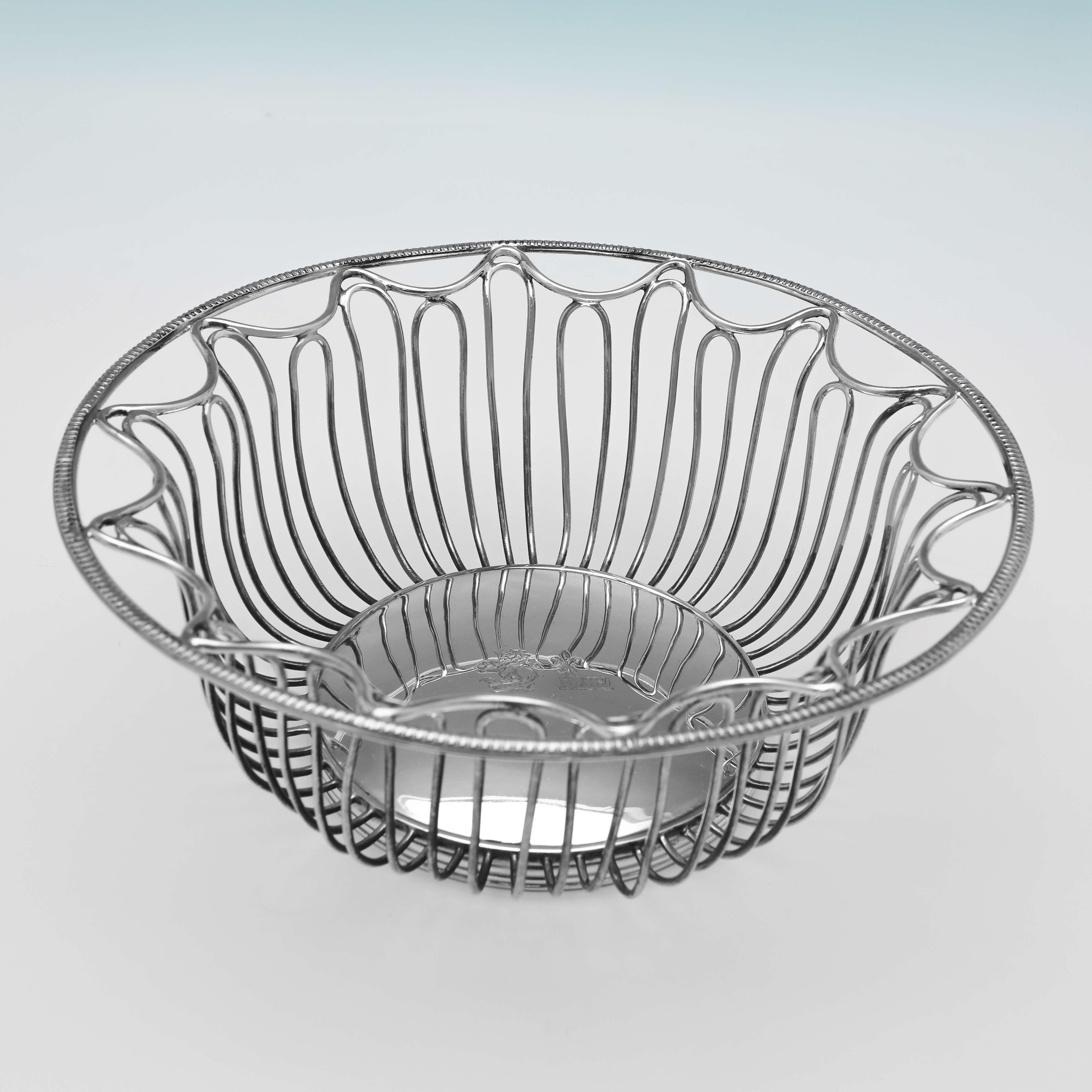 Inglese Antica coppia di piatti in argento sterling - Marchio di fabbrica del 1919 in vendita