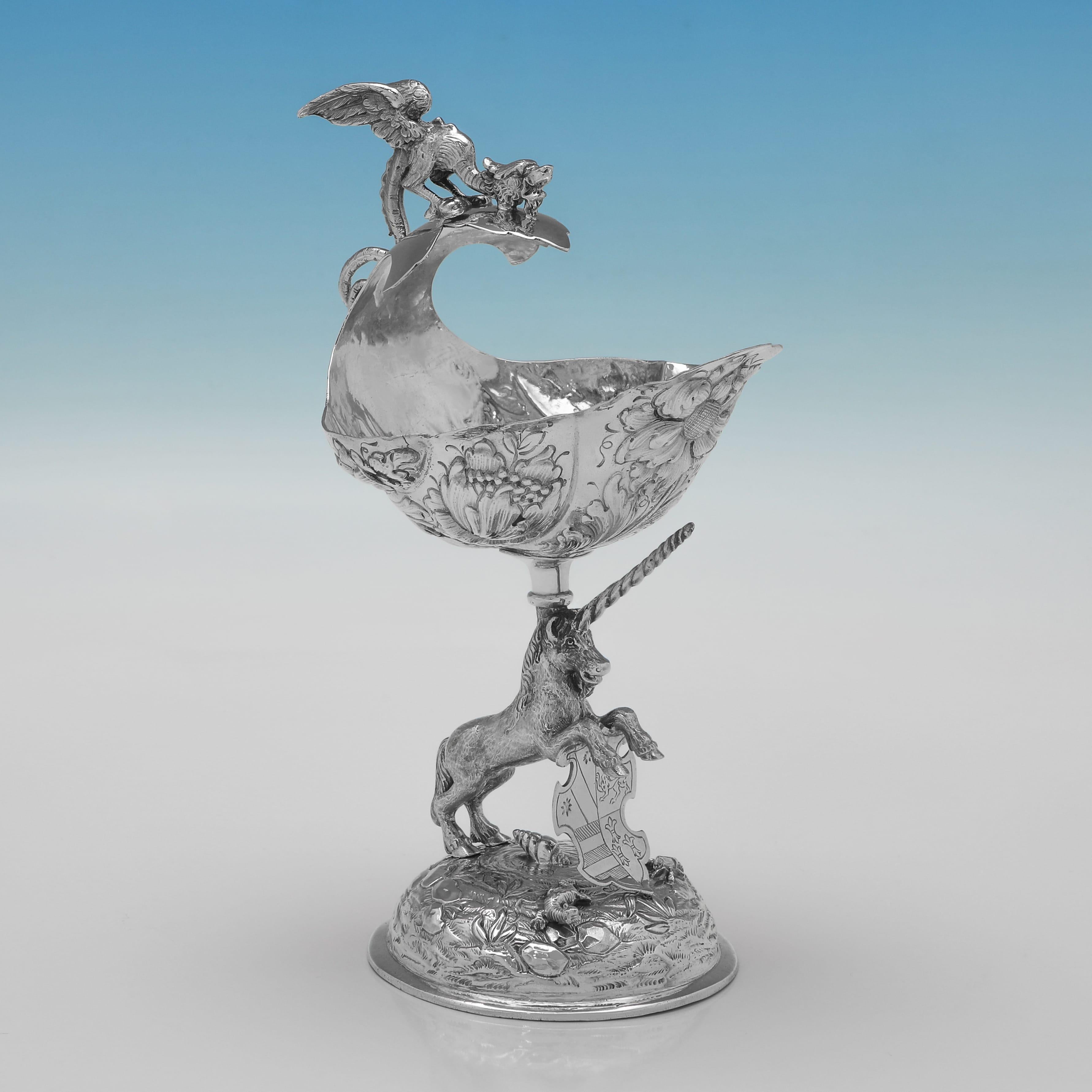 Con i marchi di importazione per Londra nel 1914 di Arthur Graf, questa insolita coppia di piatti in argento sterling antichi di George V. è meravigliosamente decorativa e dal design molto fantasioso. Ogni piatto è formato da una grande conchiglia