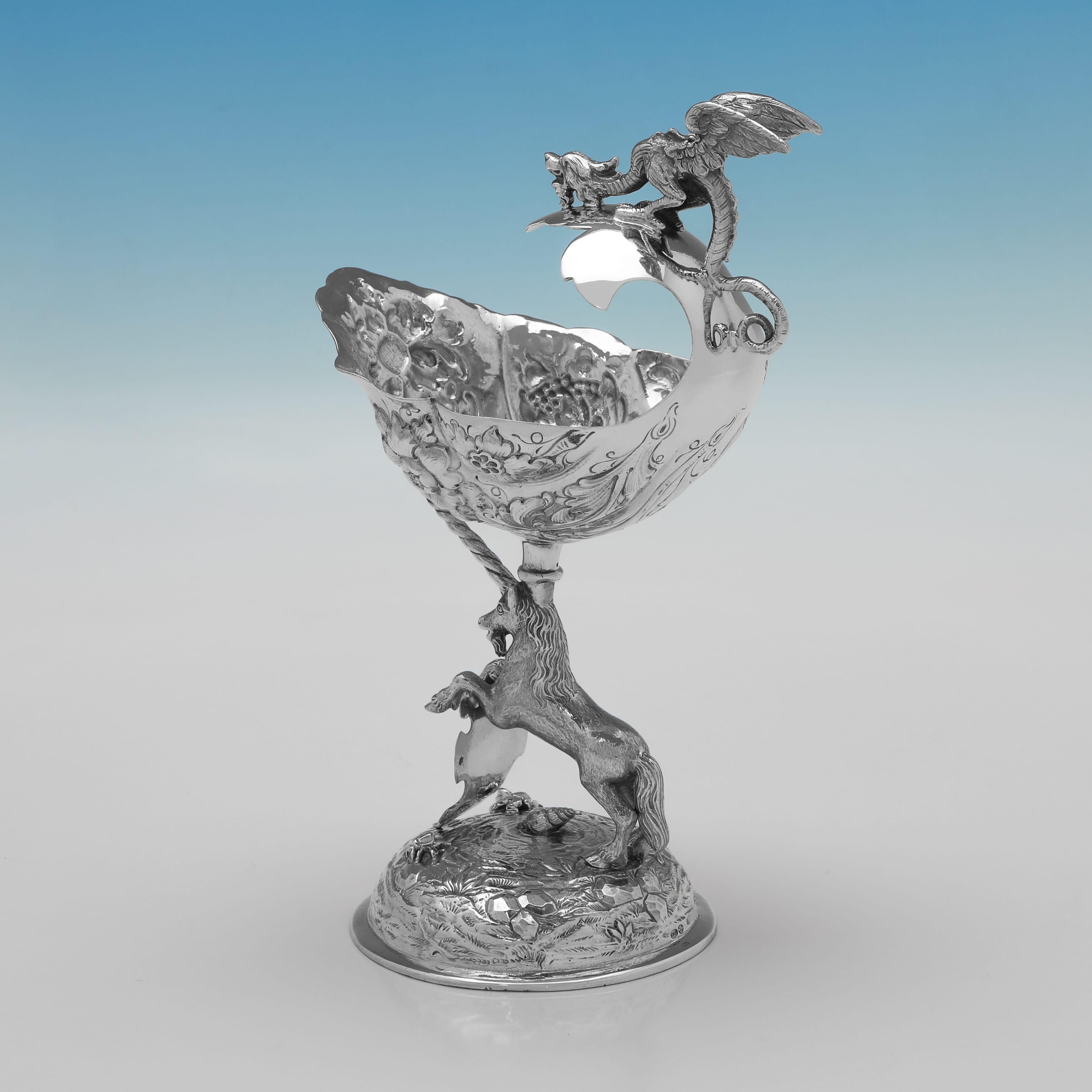 Gotico Coppia di piatti antichi in argento sterling in stile gothic revival realizzati nel 1914 in vendita