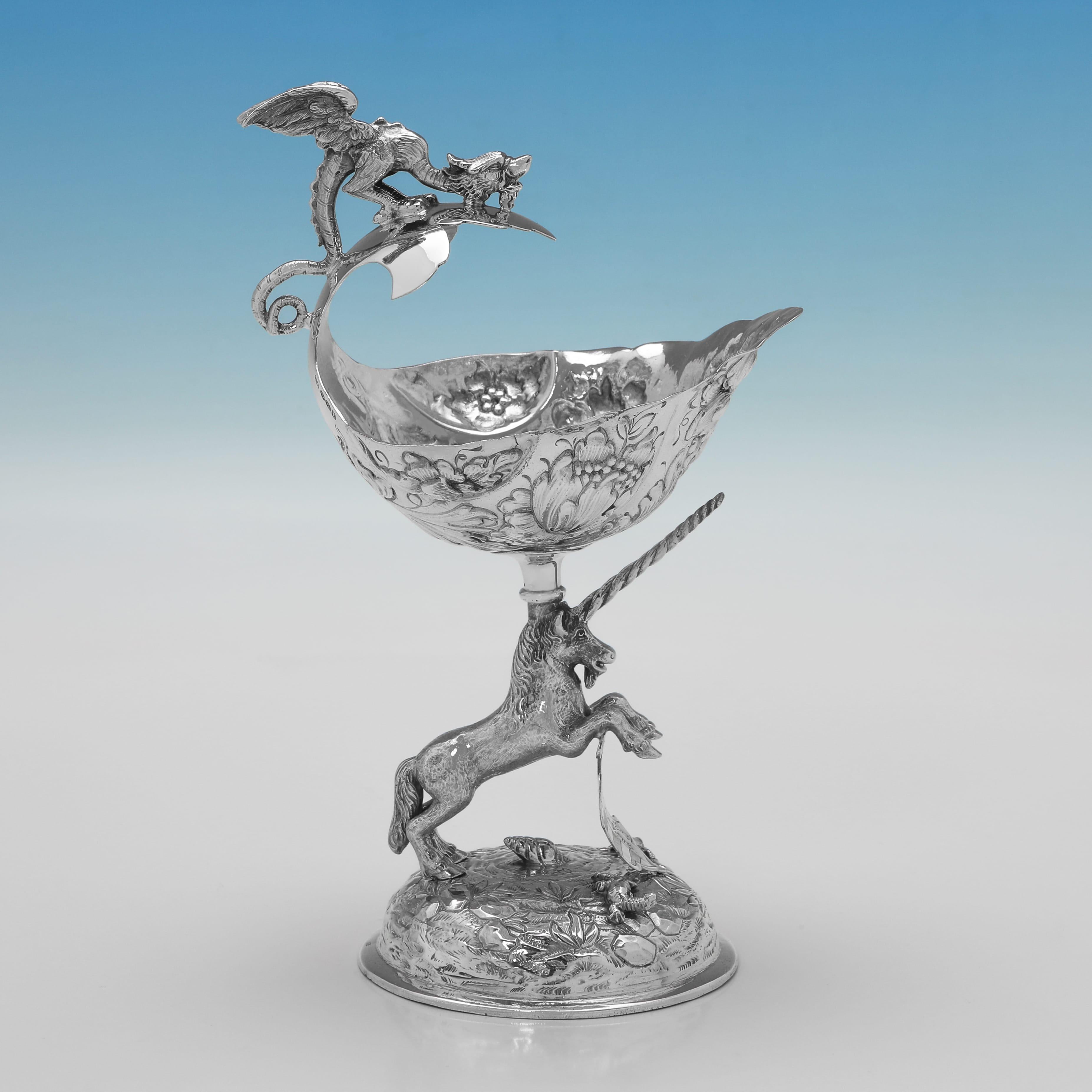 Inglese Coppia di piatti antichi in argento sterling in stile gothic revival realizzati nel 1914 in vendita