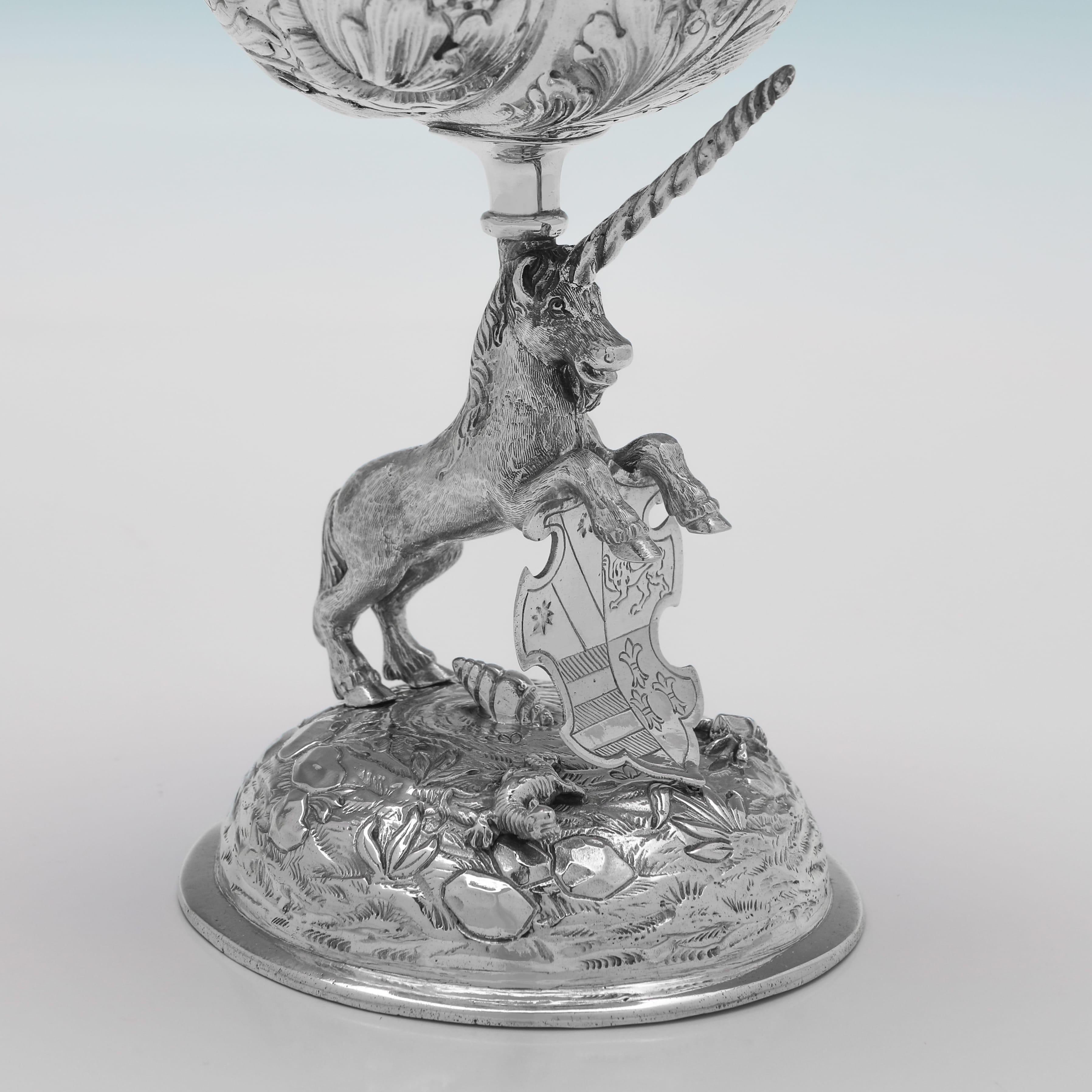 Coppia di piatti antichi in argento sterling in stile gothic revival realizzati nel 1914 In condizioni buone in vendita a London, London