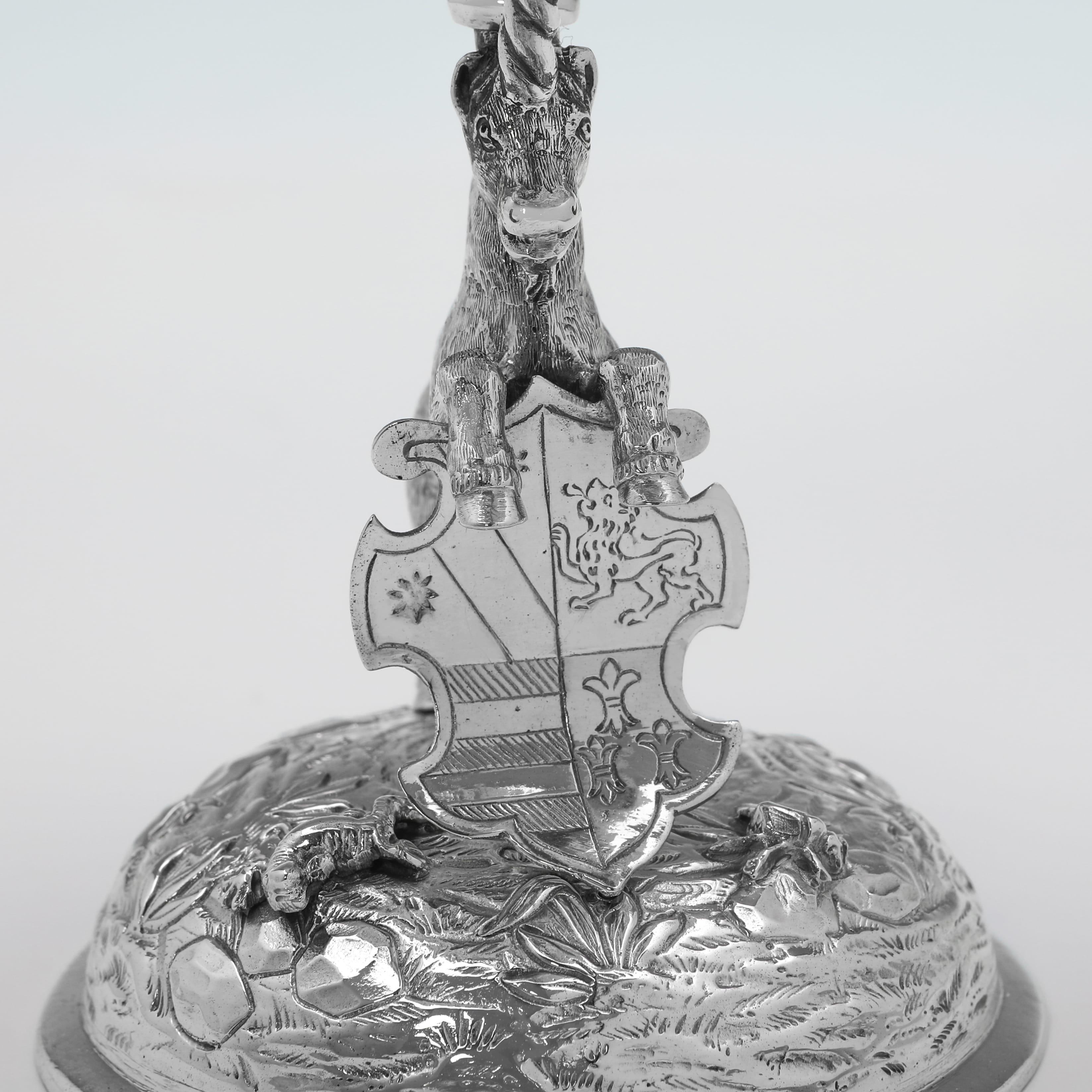 Inizio XX secolo Coppia di piatti antichi in argento sterling in stile gothic revival realizzati nel 1914 in vendita