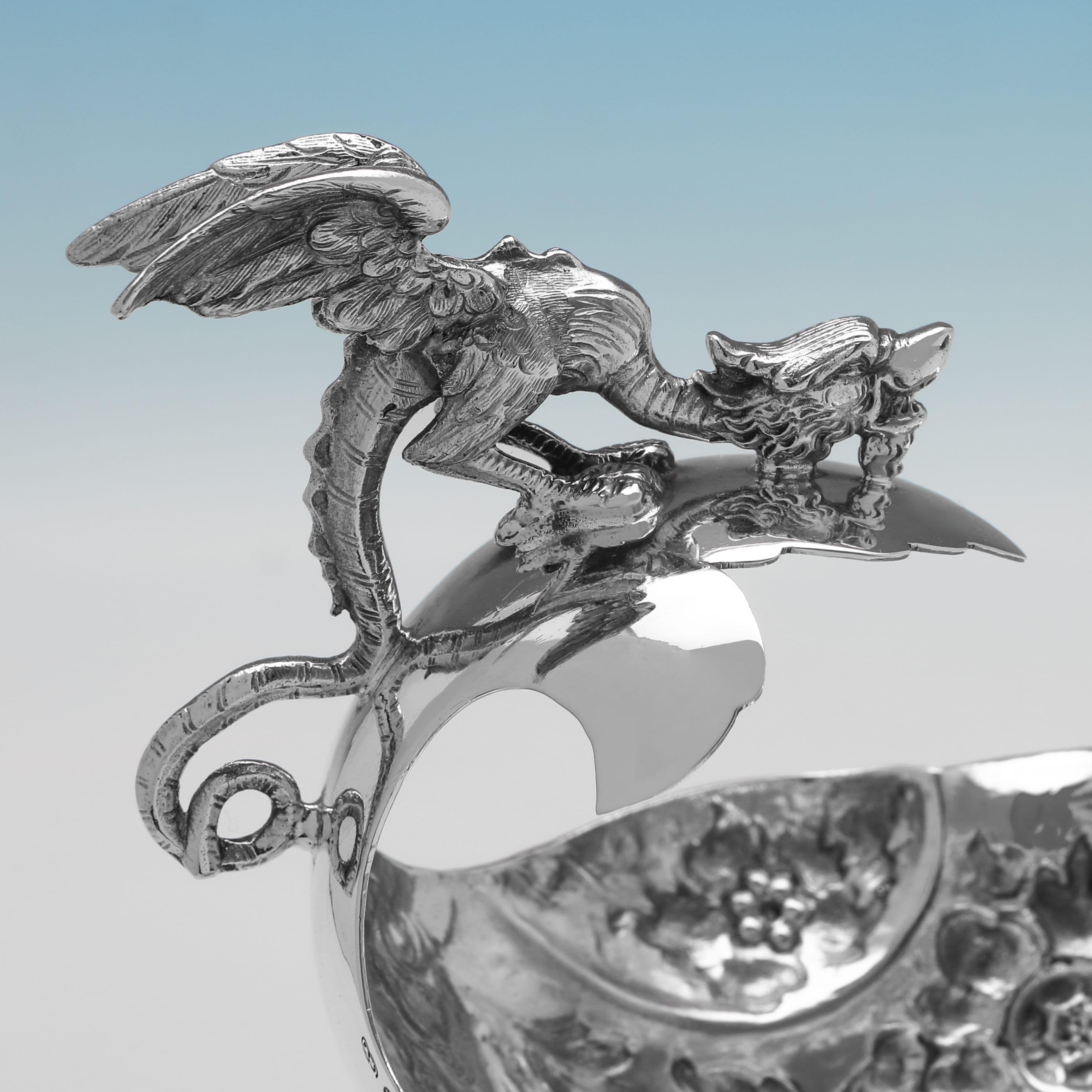 Argento 925 Coppia di piatti antichi in argento sterling in stile gothic revival realizzati nel 1914 in vendita