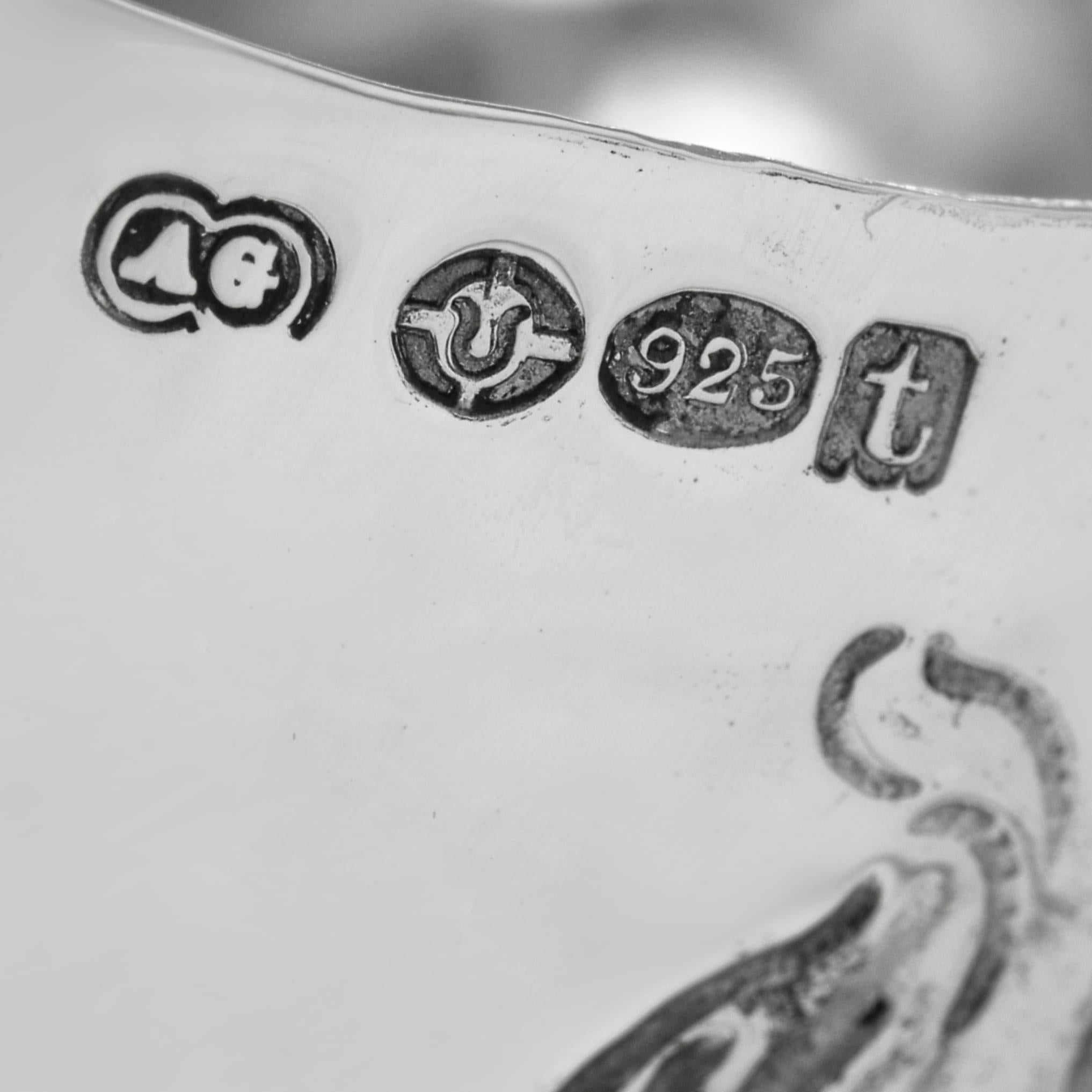 Coppia di piatti antichi in argento sterling in stile gothic revival realizzati nel 1914 in vendita 1