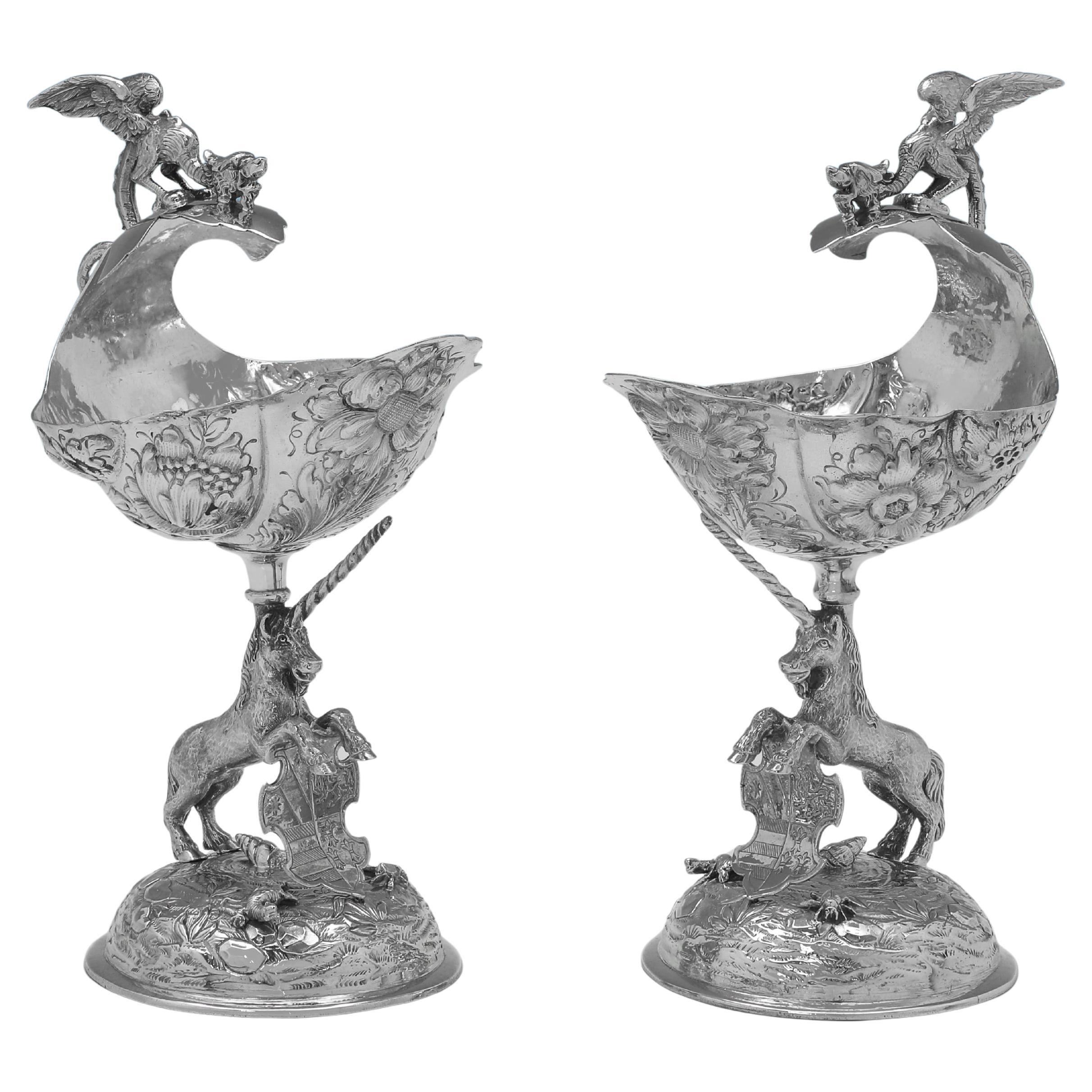 Coppia di piatti antichi in argento sterling in stile gothic revival realizzati nel 1914