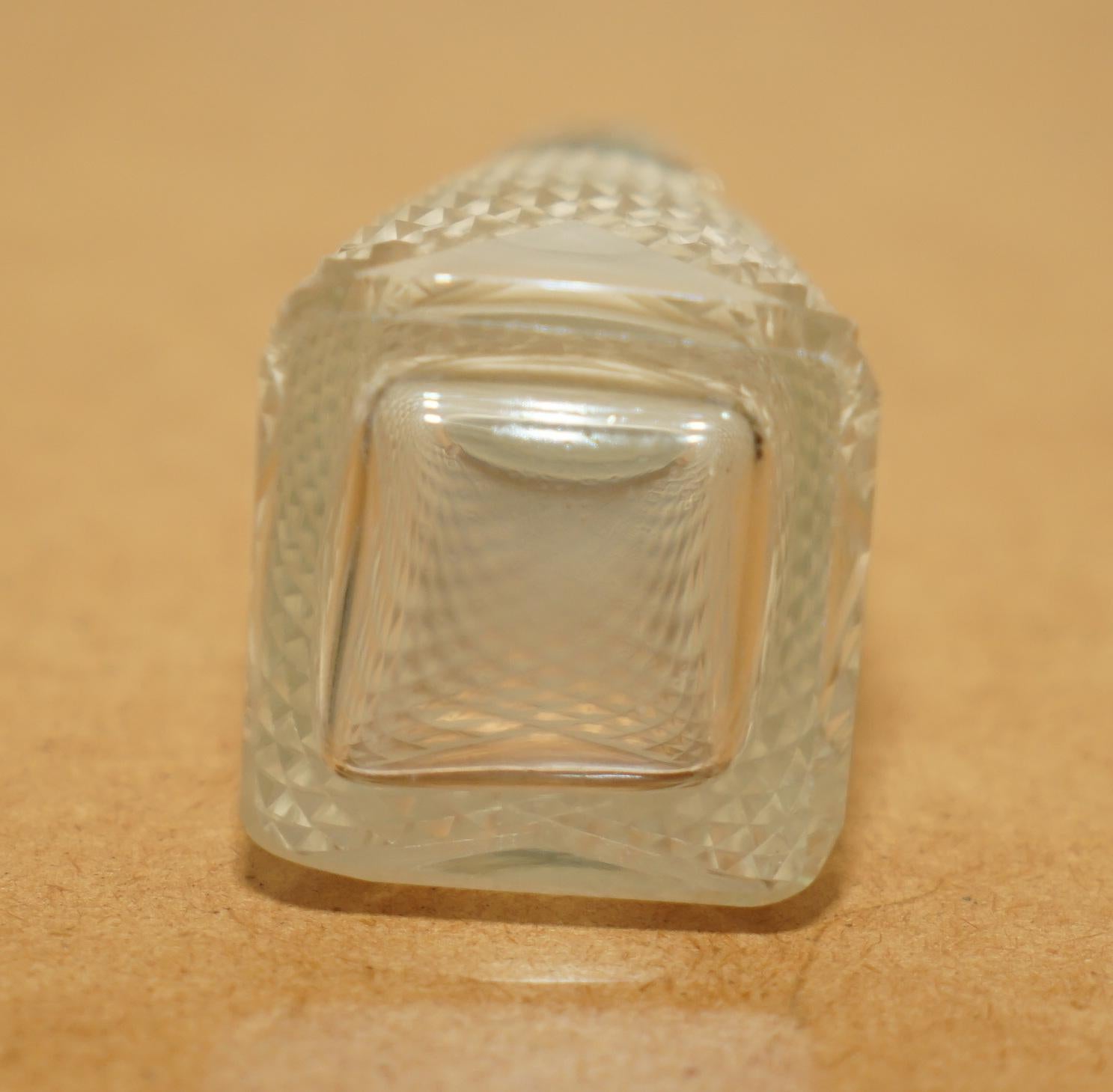 ANTIQUE STERLING SILVER PERFUME BOTTLE IN CUT GLASS CRYSTAL LOVELY CRAFTSMANSHiP For Sale 3