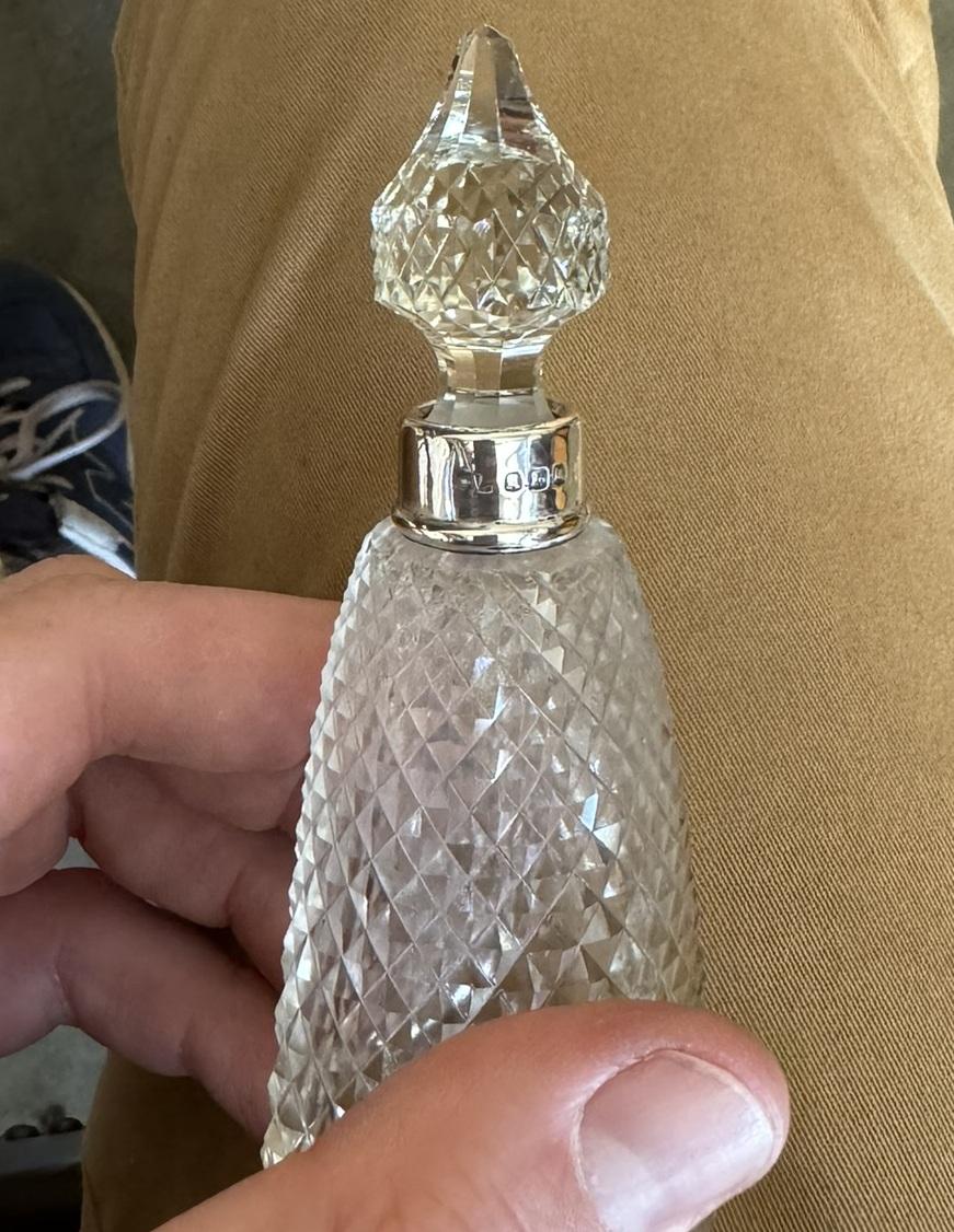 ANTIQUE STERLING SILVER PERFUME BOTTLE IN CUT GLASS CRYSTAL LOVELY CRAFTSMANSHiP For Sale 4