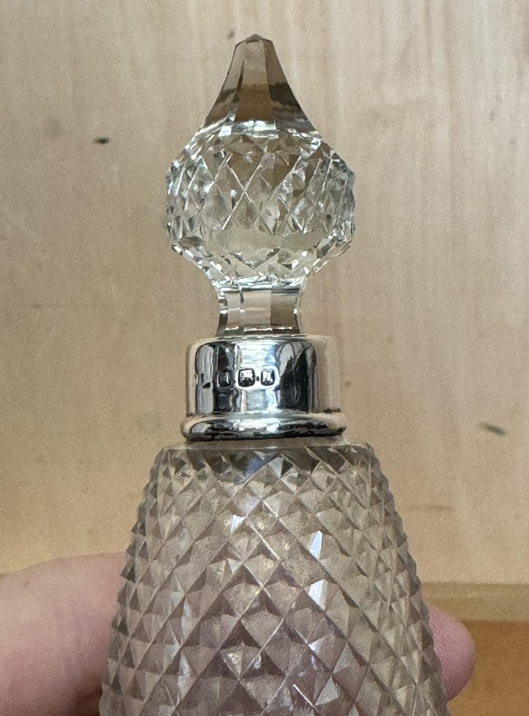 ANTIQUE STERLING SILVER PERFUME BOTTLE IN CUT GLASS CRYSTAL LOVELY CRAFTSMANSHiP For Sale 7