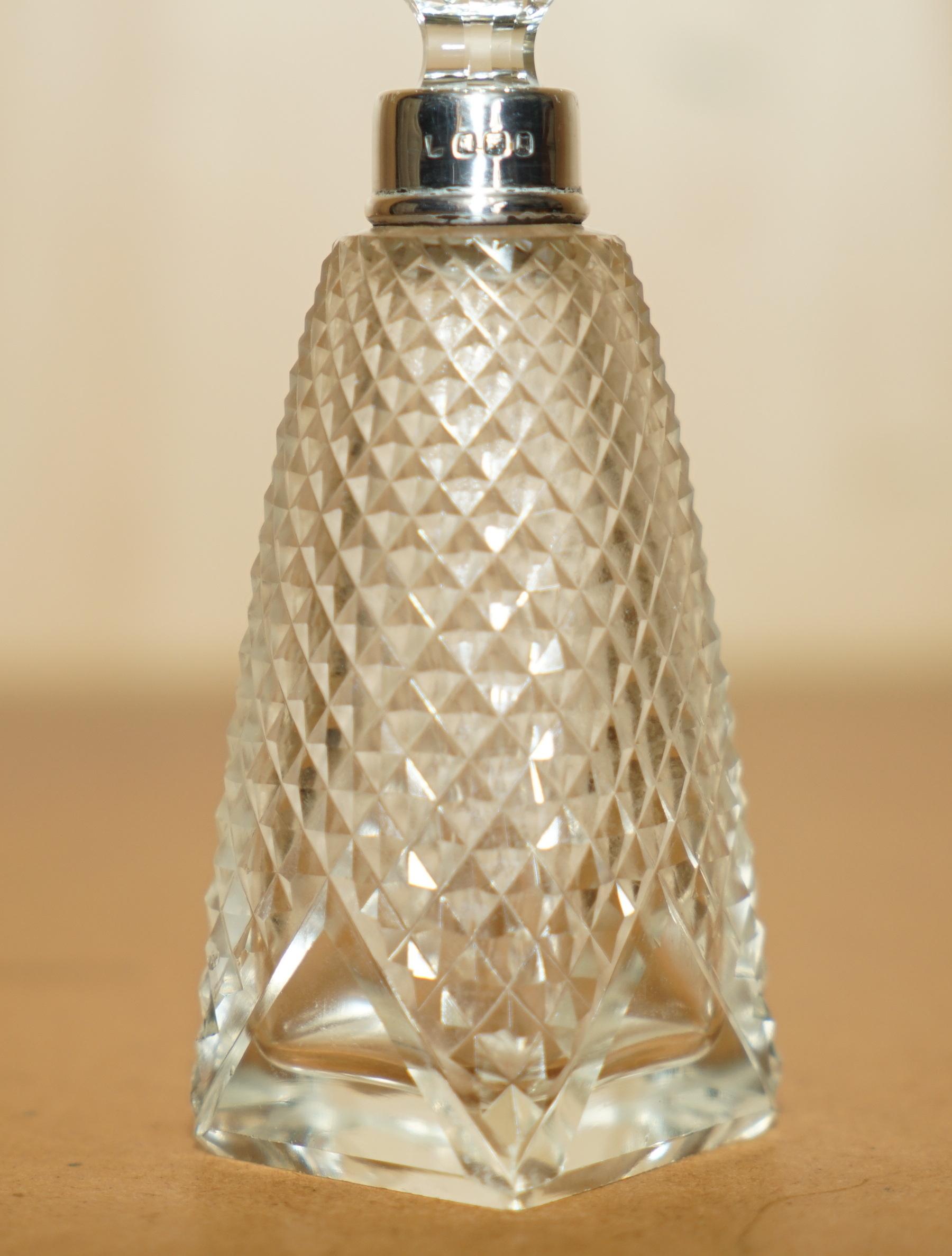 English ANTIQUE STERLING SILVER PERFUME BOTTLE IN CUT GLASS CRYSTAL LOVELY CRAFTSMANSHiP For Sale
