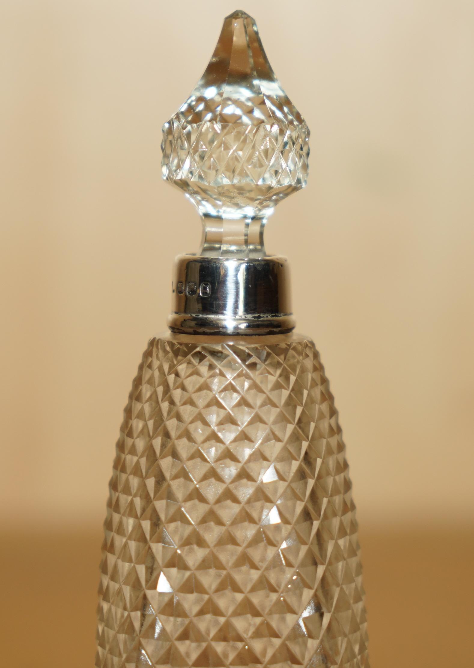 ANTIQUE STERLING SILVER PERFUME BOTTLE IN CUT GLASS CRYSTAL LOVELY CRAFTSMANSHiP In Good Condition For Sale In West Sussex, Pulborough