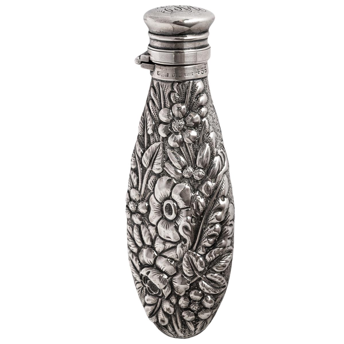 Elegante frasco de perfume antiguo de plata esterlina repujada del siglo XIX, Londres, 1873. 
La parte superior circular se retuerce y se bloquea en su sitio y proporciona un sello para guardar la esencia o el perfume, el frasco está finamente