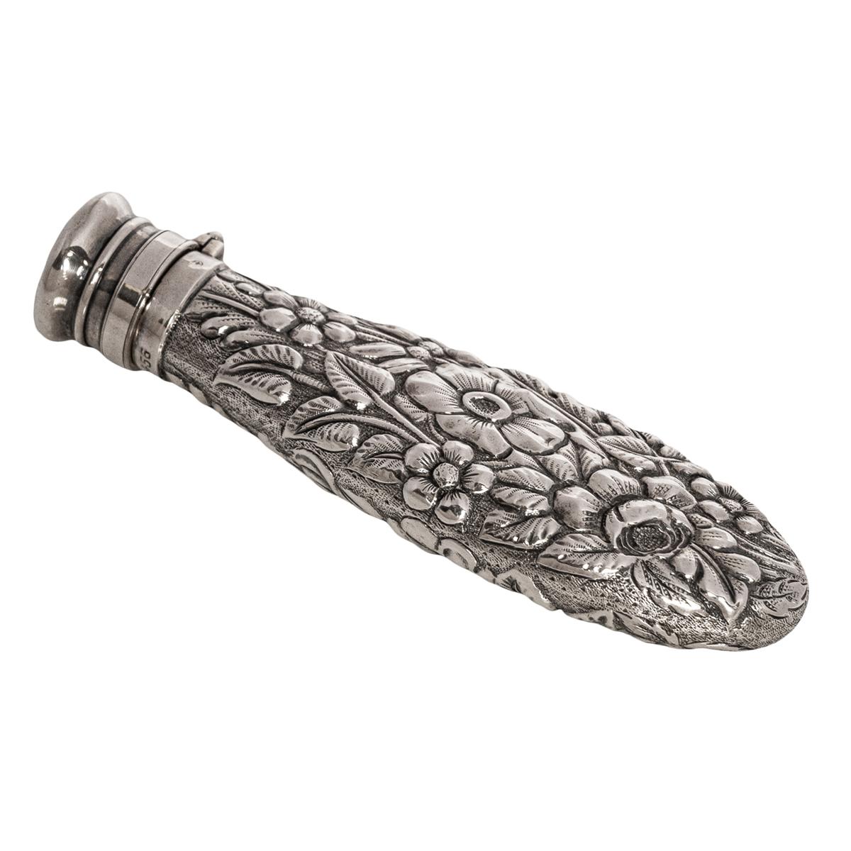 Antiguo Frasco de Perfume de Plata de Ley Grabado Repousse Frasco Londres 1873 Alto victoriano en venta