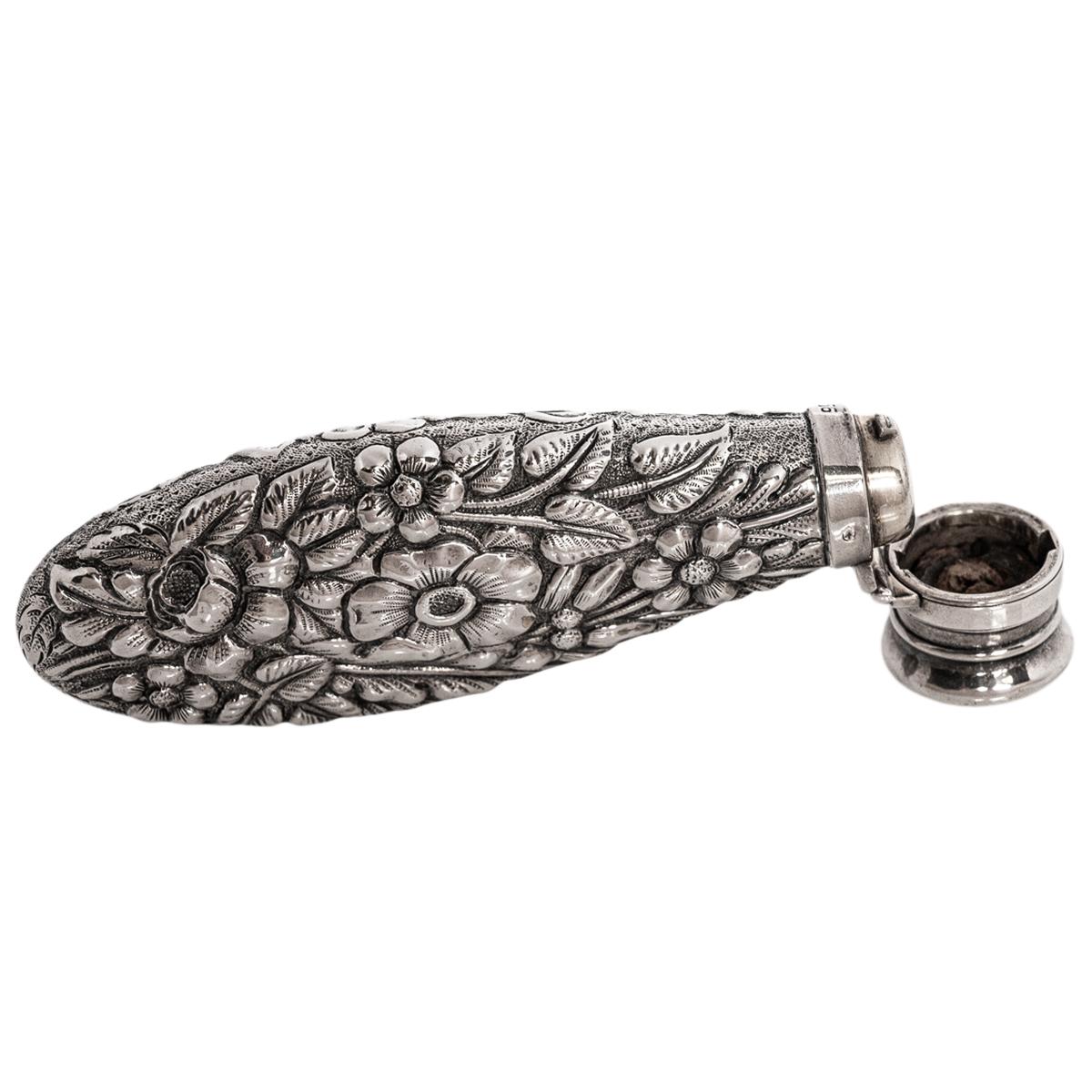 Antiguo Frasco de Perfume de Plata de Ley Grabado Repousse Frasco Londres 1873 Fines del siglo XIX en venta