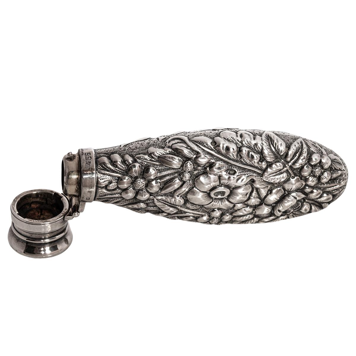 Antiguo Frasco de Perfume de Plata de Ley Grabado Repousse Frasco Londres 1873 Plata esterlina en venta