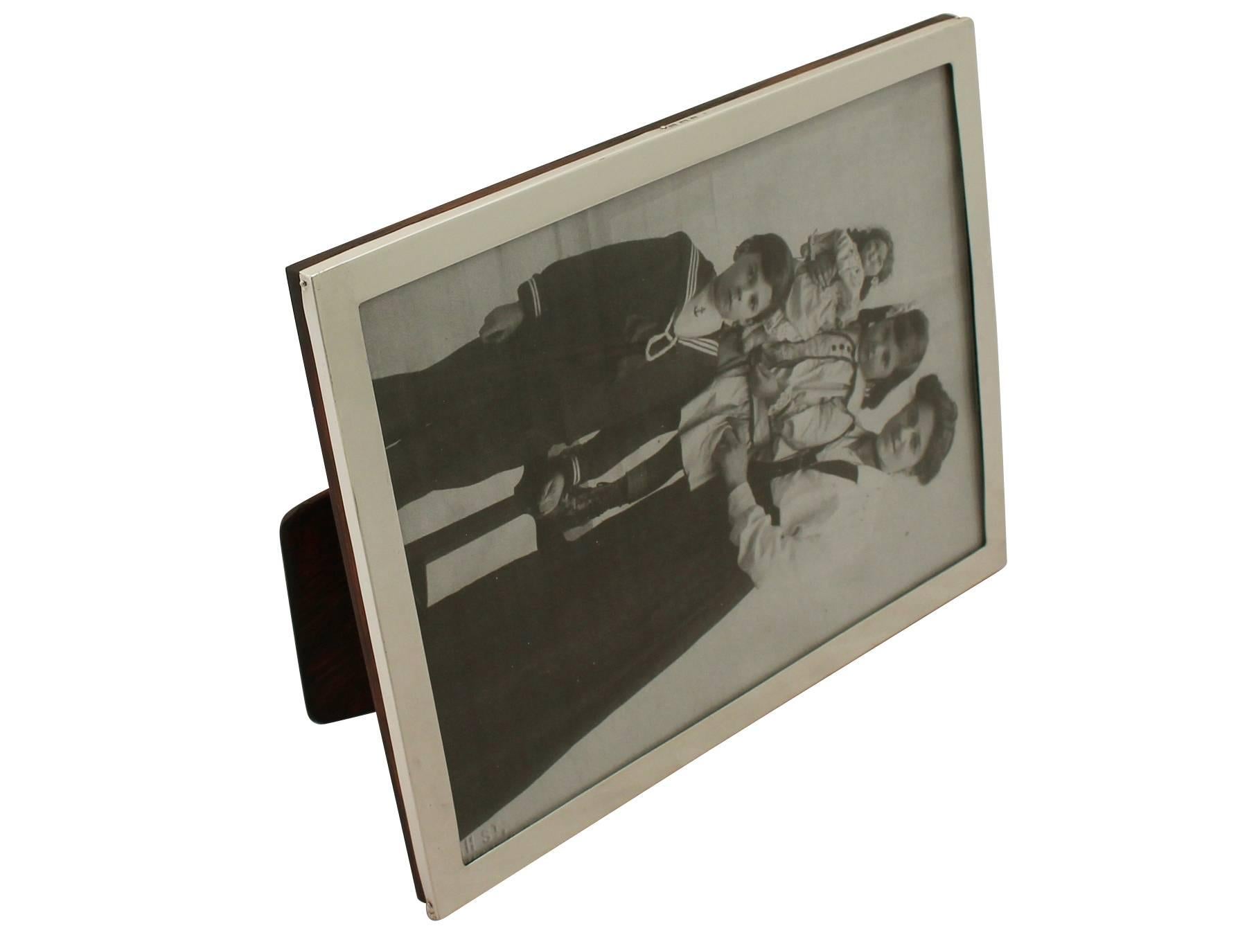 An exceptional, fine and impressive antique George V English sterling silver photograph frame, an addition to our collection of ornamental silverware.

This fine antique George V sterling silver photo frame has a plain rectangular form.

The